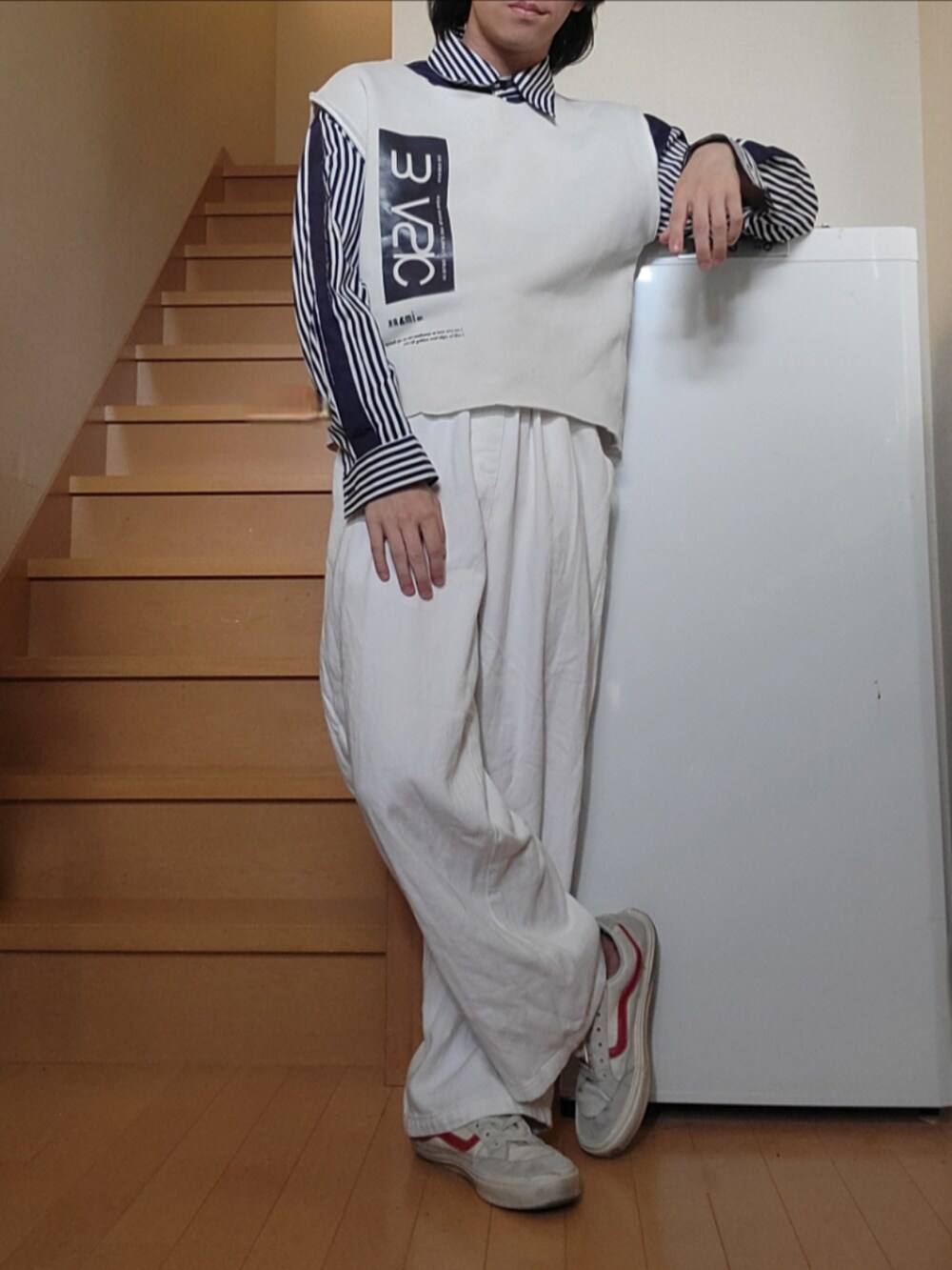 ホワイト系のトップス、ホワイト系のスニーカー、ブルー系のシャツ/ブラウスを着用したメンズの春コーディネートの3枚目の写真