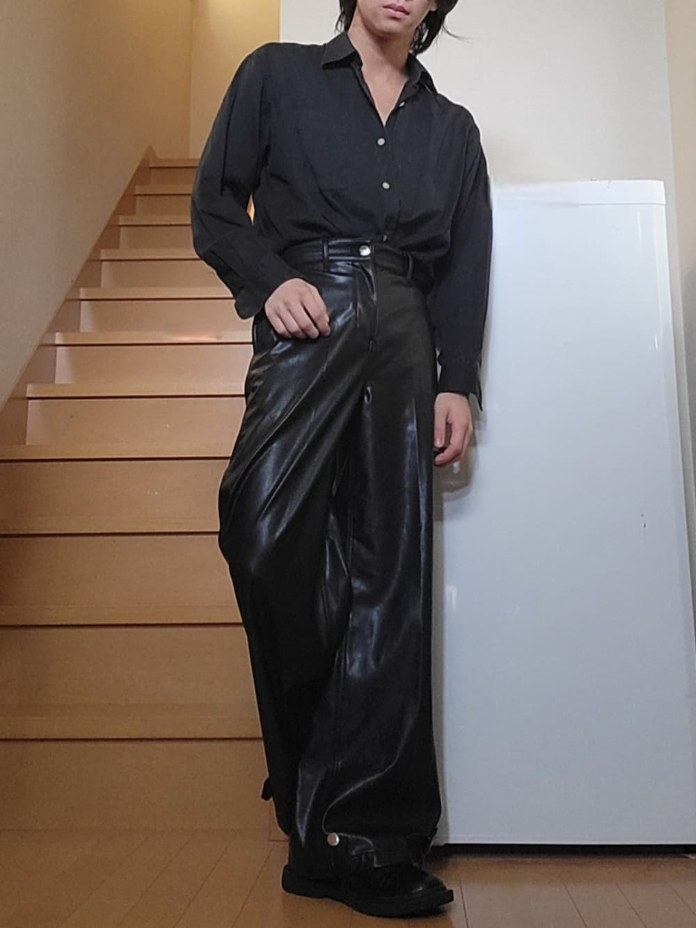 ブラック系のその他パンツ、ブラック系のシューズ、グレー系のシャツ/ブラウスを着用したメンズの春コーディネートの2枚目の写真