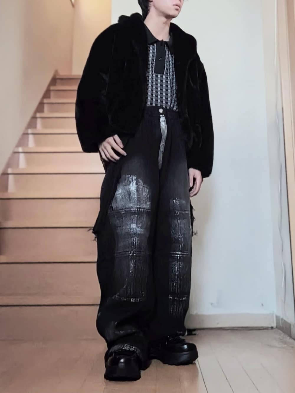 ブラック系のその他アウター、ブラック系のポロシャツ、ブラック系のデニムパンツを着用したメンズの秋コーディネートの3枚目の写真