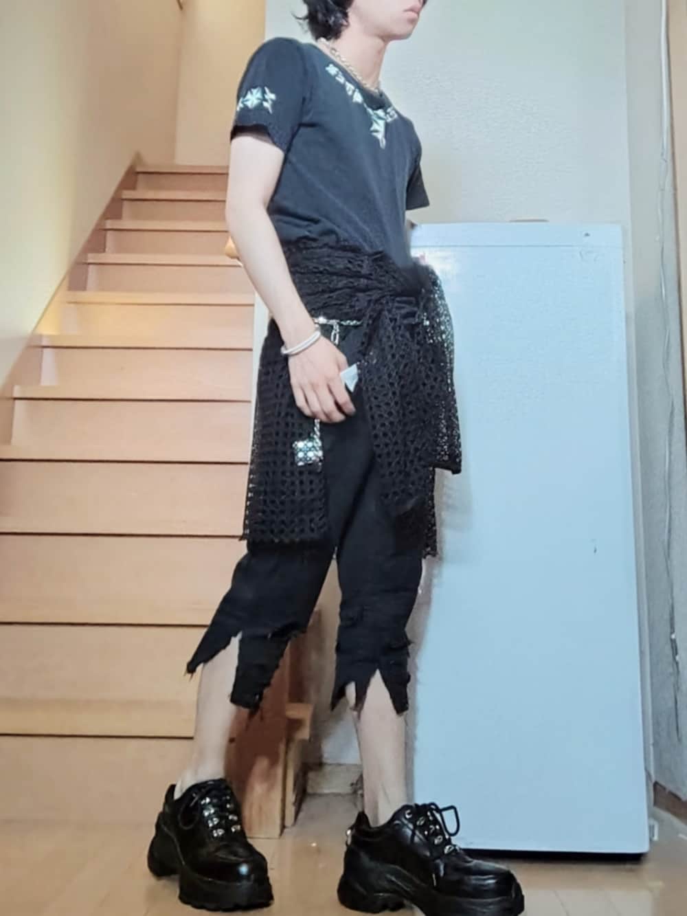 ブラック系のTシャツ/カットソー、ブラック系のTシャツ/カットソー、ブラック系のデニムパンツを着用したメンズの秋コーディネートの3枚目の写真