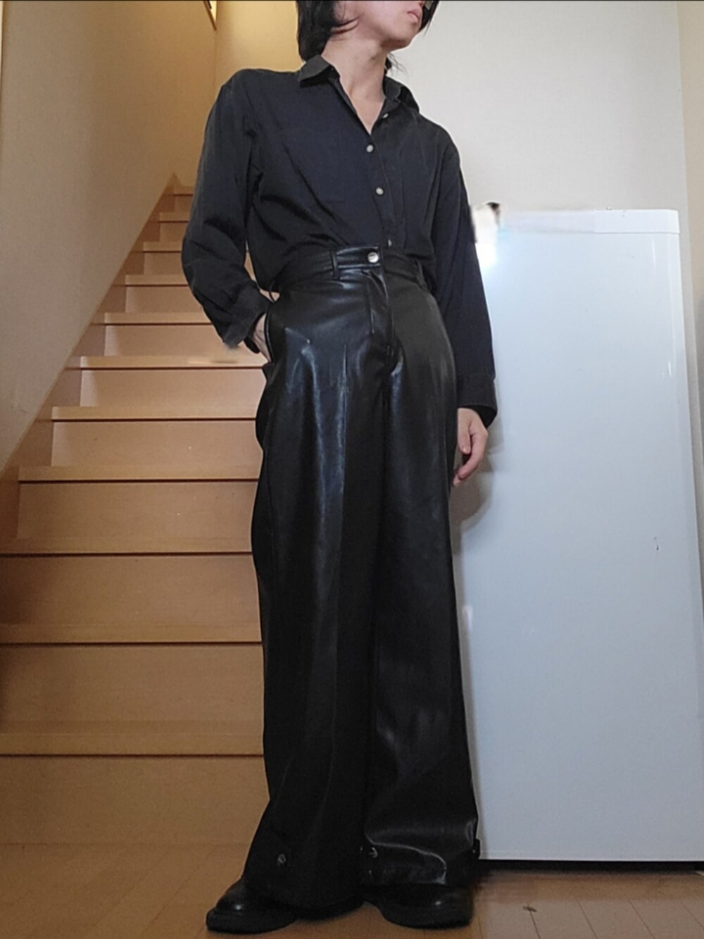 ブラック系のその他パンツ、ブラック系のシューズ、グレー系のシャツ/ブラウスを着用したメンズの春コーディネートの3枚目の写真