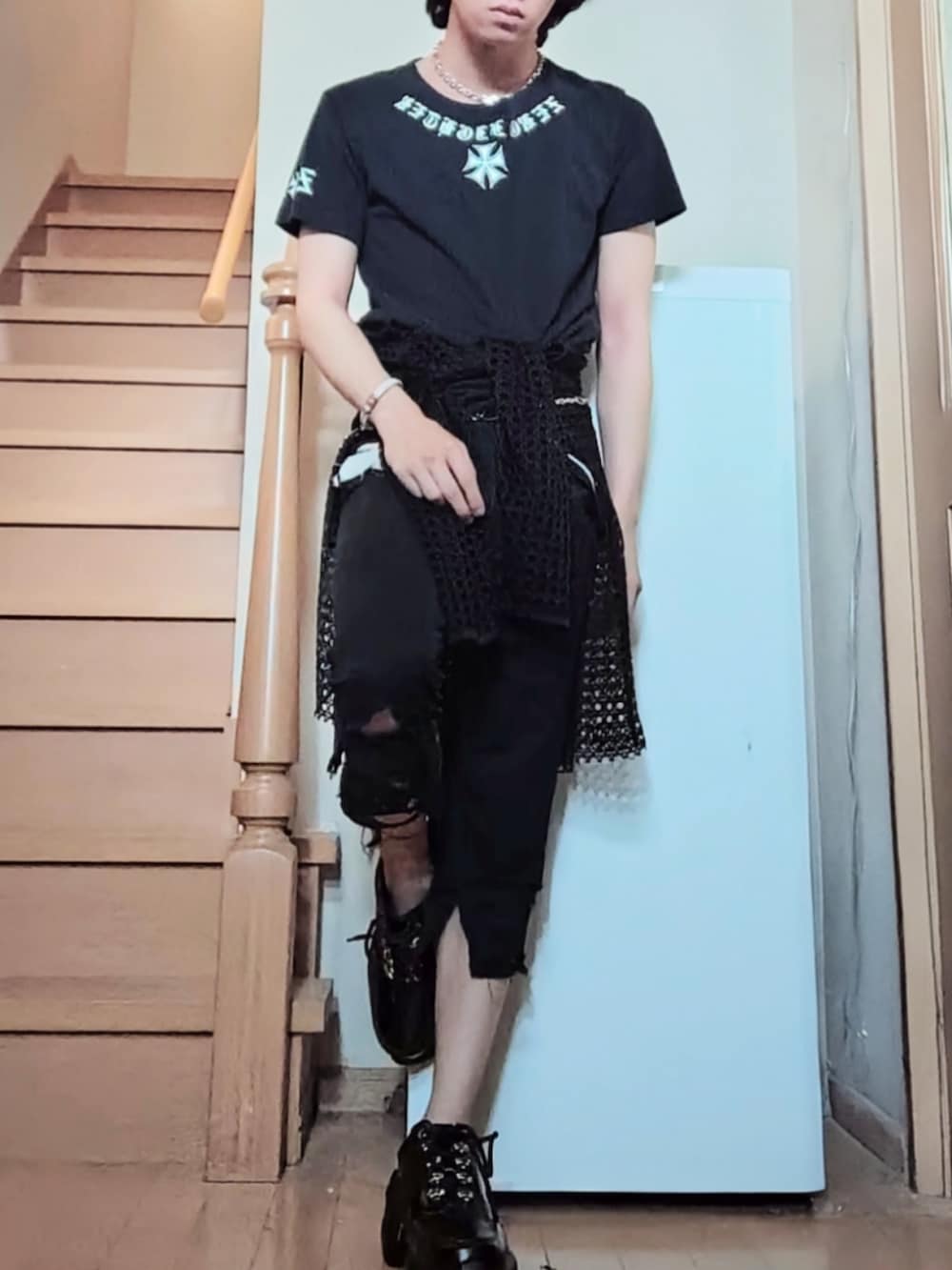ブラック系のTシャツ/カットソー、ブラック系のTシャツ/カットソー、ブラック系のデニムパンツを着用したメンズの秋コーディネートの2枚目の写真