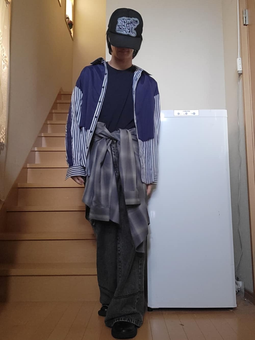 ブルー系のシャツ/ブラウス、ブルー系のTシャツ/カットソー、ブラウン系のシャツ/ブラウスを着用したメンズの春コーディネートの3枚目の写真