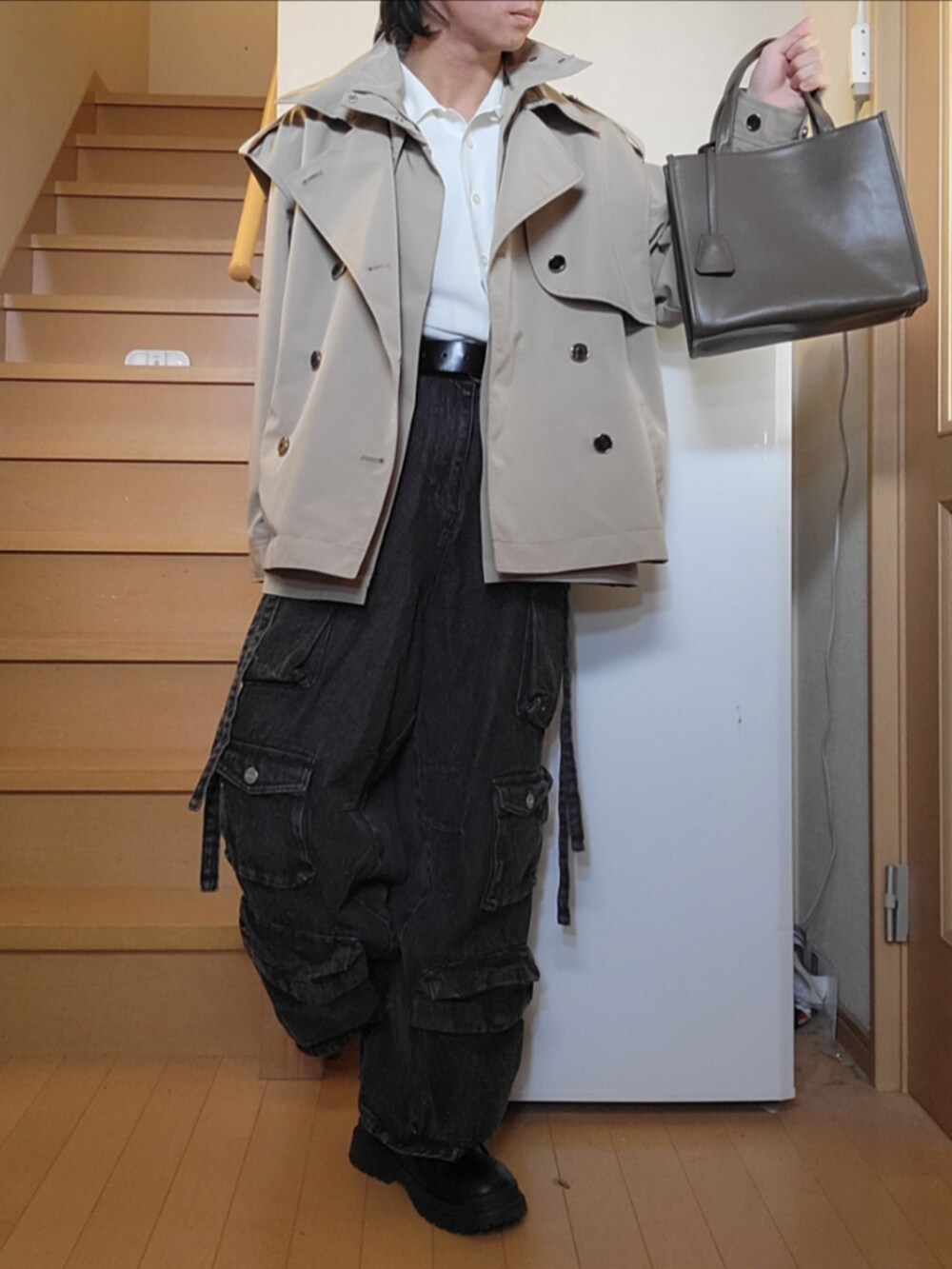 ベージュ系のトレンチコート、ホワイト系のシャツ/ブラウス、ブラウン系のトートバッグを着用したメンズの春コーディネートの2枚目の写真
