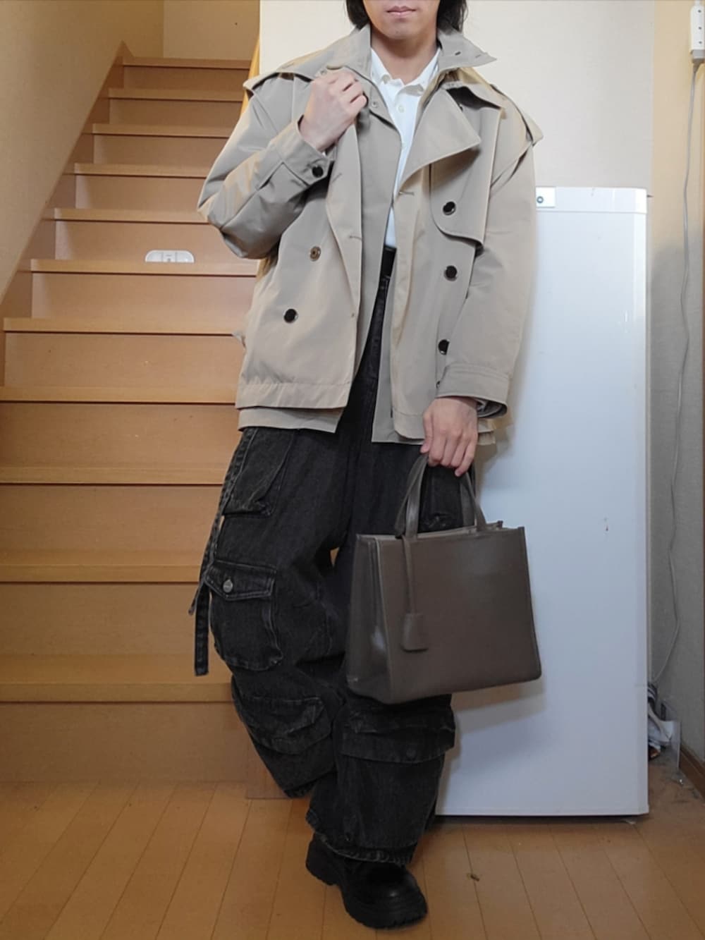 ベージュ系のトレンチコート、ホワイト系のシャツ/ブラウス、ブラウン系のトートバッグを着用したメンズの春コーディネートの3枚目の写真