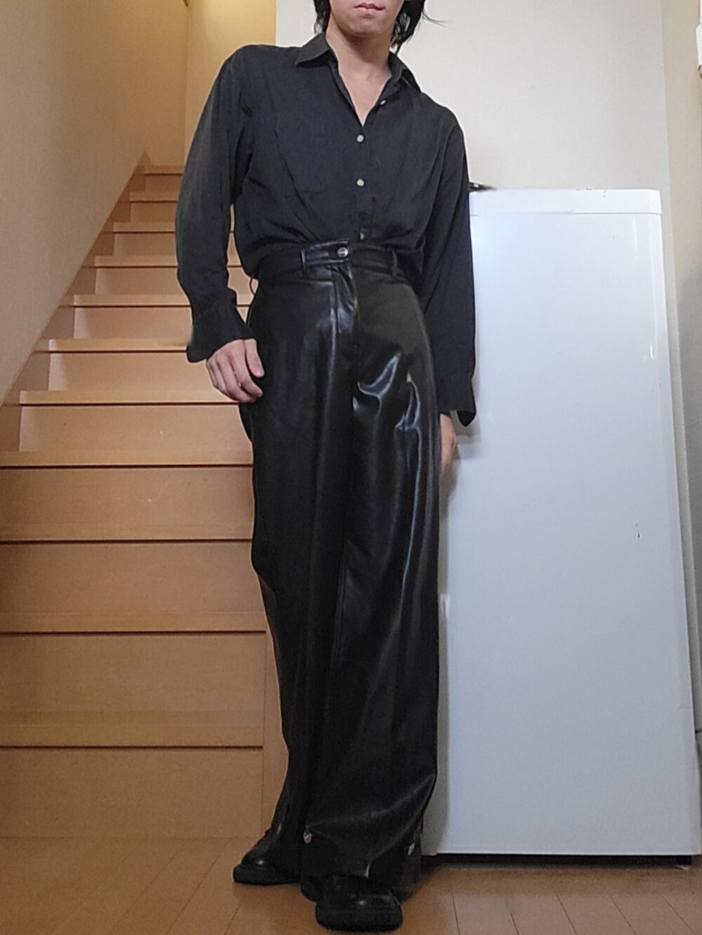 ブラック系のその他パンツ、ブラック系のシューズ、グレー系のシャツ/ブラウスを着用したメンズの春コーディネートの4枚目の写真