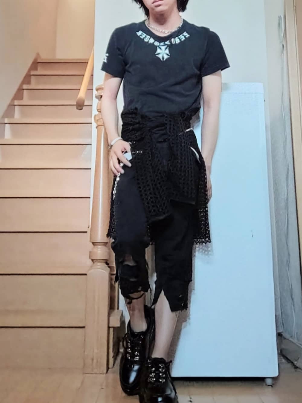 ブラック系のTシャツ/カットソー、ブラック系のTシャツ/カットソー、ブラック系のデニムパンツを着用したメンズの秋コーディネートの4枚目の写真