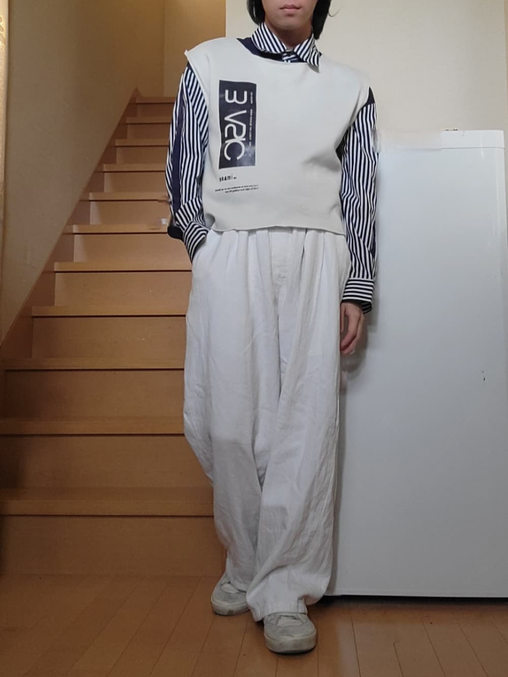 ホワイト系のトップス、ホワイト系のスニーカー、ブルー系のシャツ/ブラウスを着用したメンズの春コーディネートの2枚目の写真