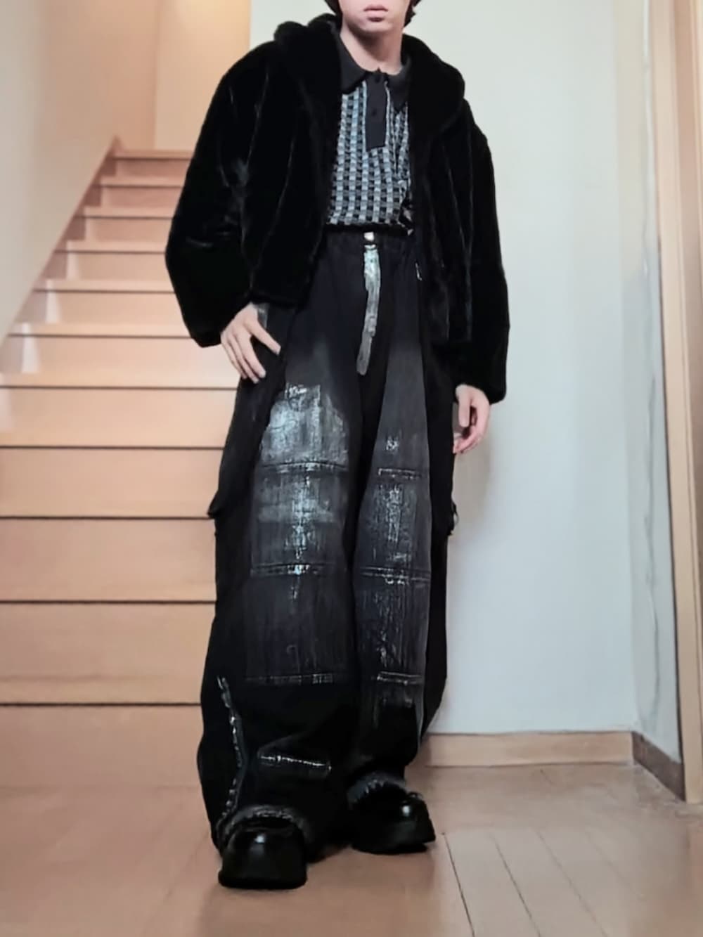 ブラック系のその他アウター、ブラック系のポロシャツ、ブラック系のデニムパンツを着用したメンズの秋コーディネートの2枚目の写真