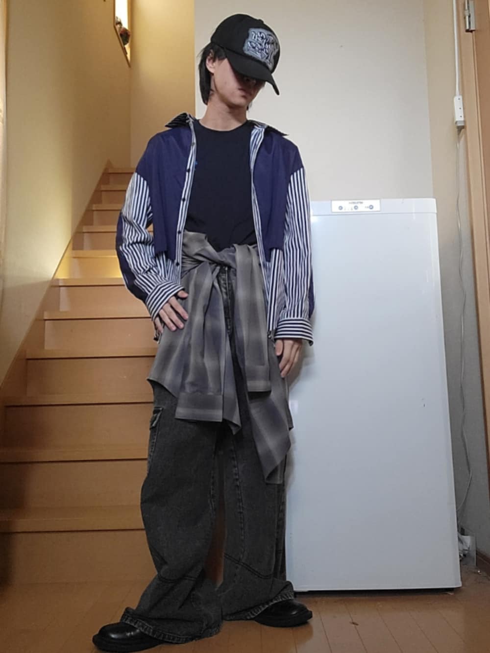 ブルー系のシャツ/ブラウス、ブルー系のTシャツ/カットソー、ブラウン系のシャツ/ブラウスを着用したメンズの春コーディネートの2枚目の写真