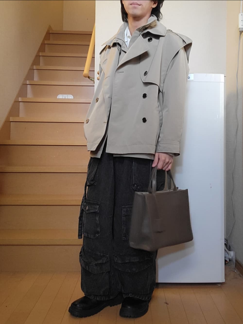 ベージュ系のトレンチコート、ホワイト系のシャツ/ブラウス、ブラウン系のトートバッグを着用したメンズの春コーディネートの4枚目の写真