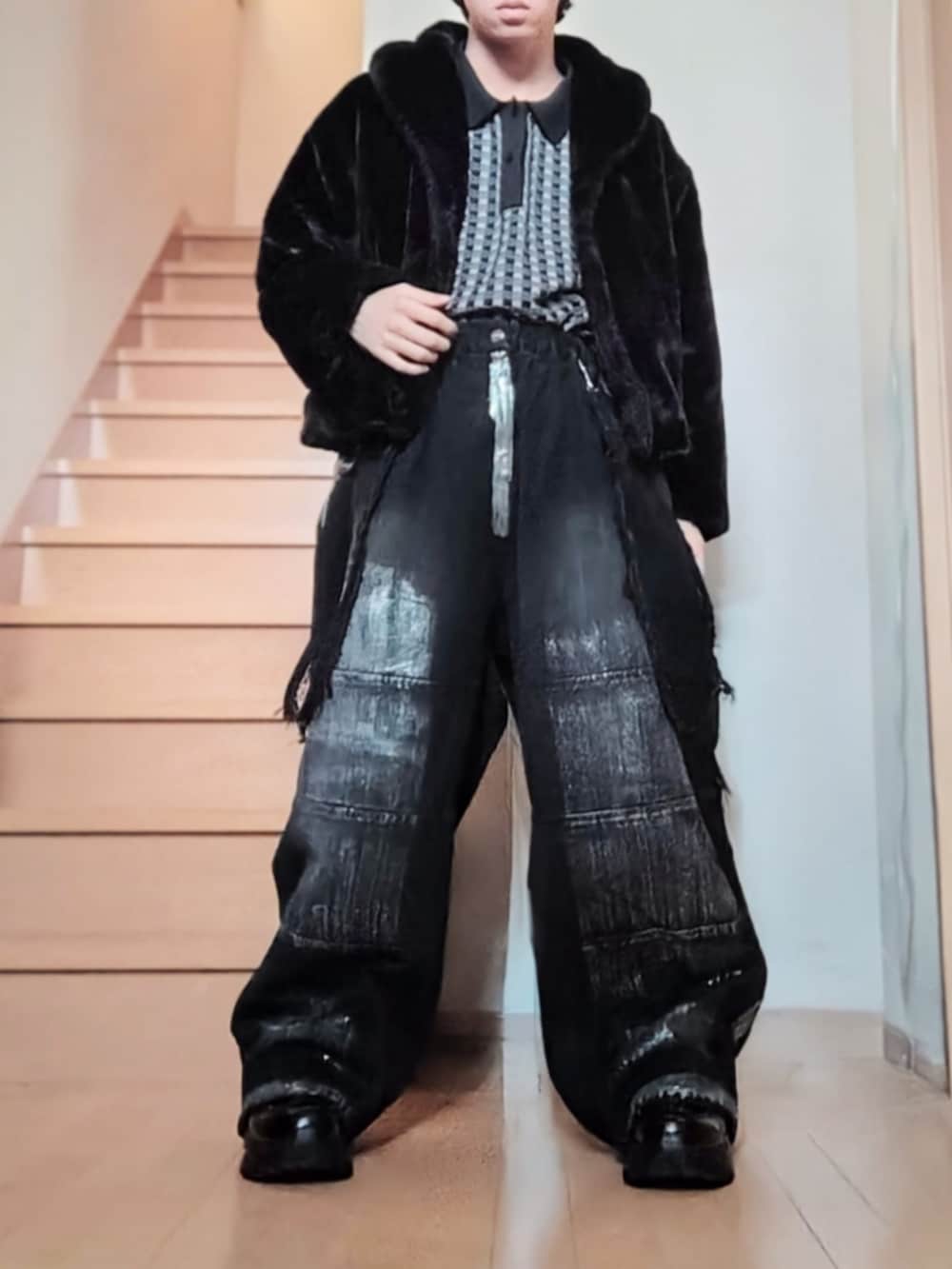 ブラック系のその他アウター、ブラック系のポロシャツ、ブラック系のデニムパンツを着用したメンズの秋コーディネートの4枚目の写真