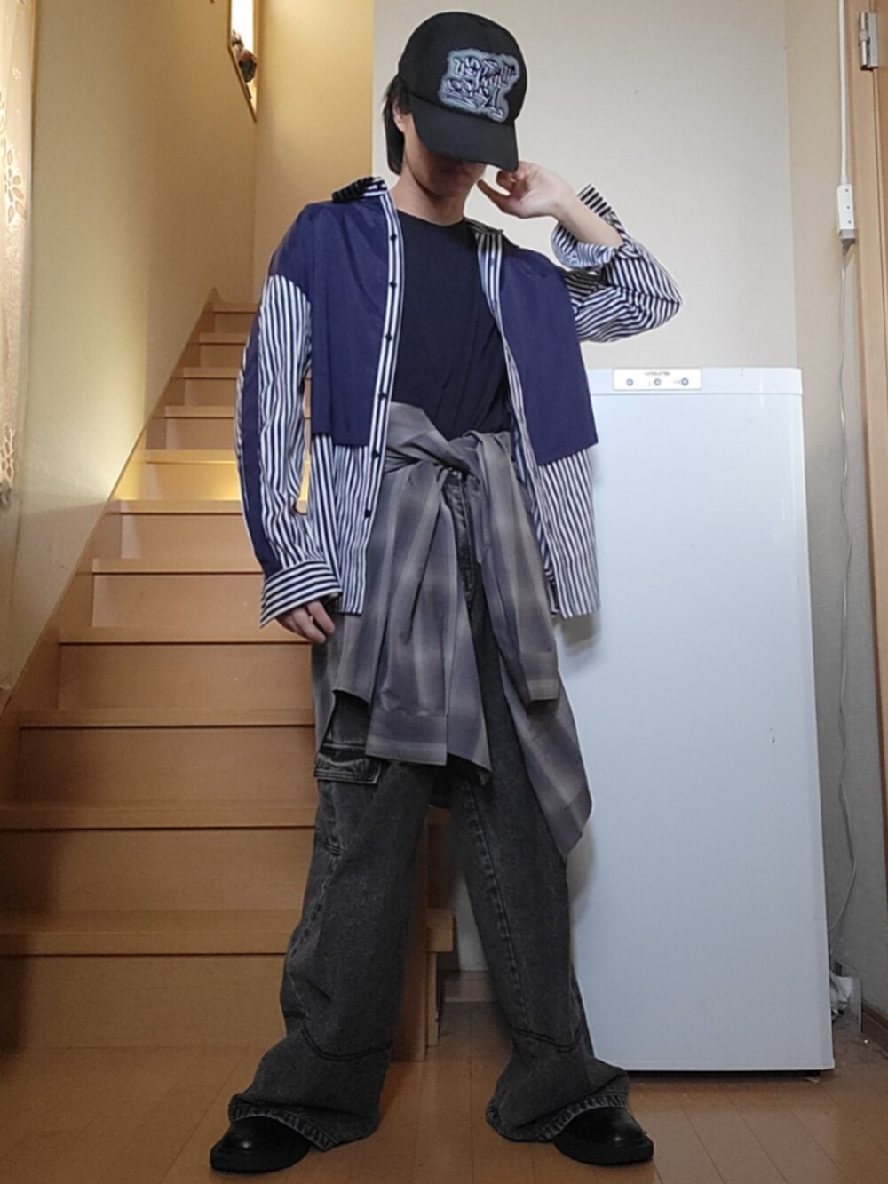ブルー系のシャツ/ブラウス、ブルー系のTシャツ/カットソー、ブラウン系のシャツ/ブラウスを着用したメンズの春コーディネートの4枚目の写真