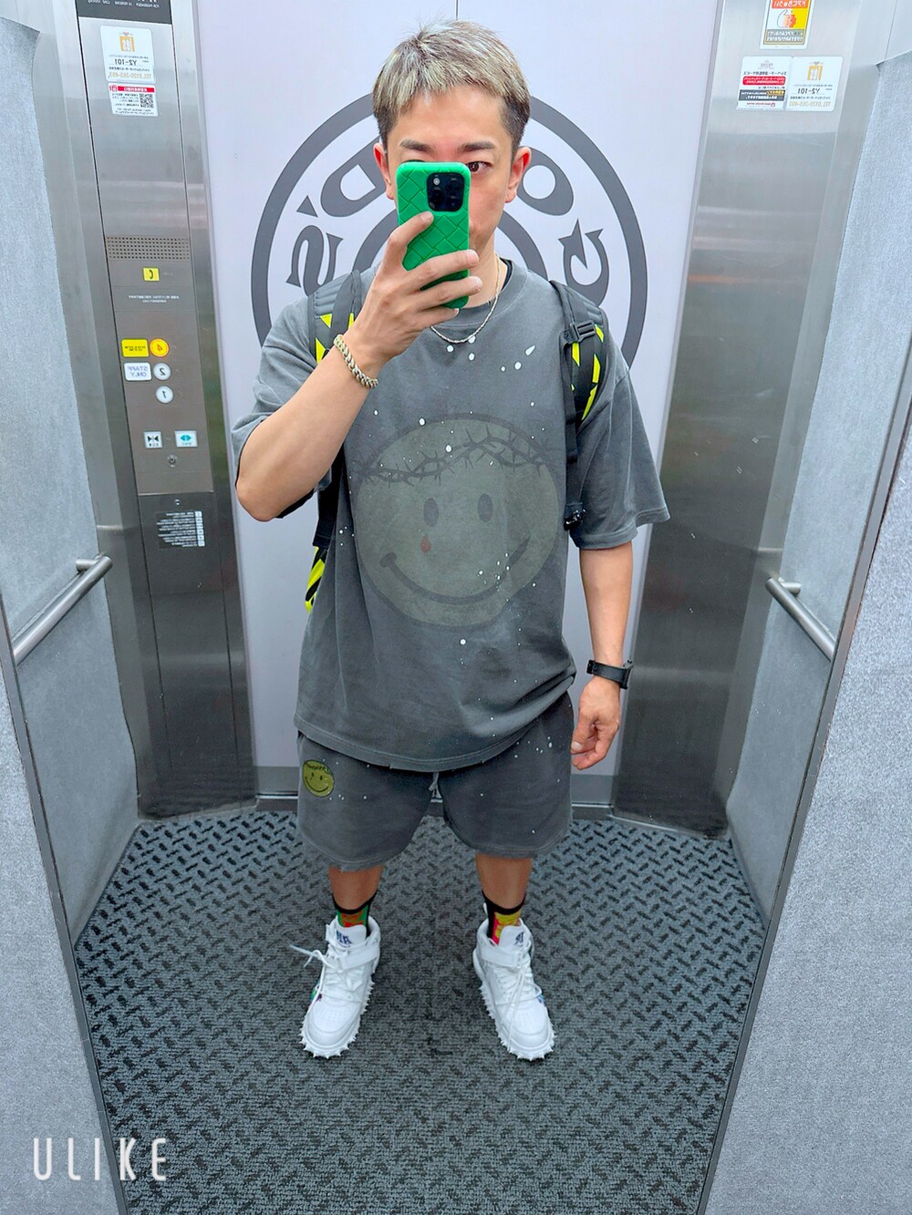 グレー系のTシャツ/カットソー、グレー系のその他パンツ、ホワイト系のスニーカーを着用したメンズの夏コーディネートの2枚目の写真