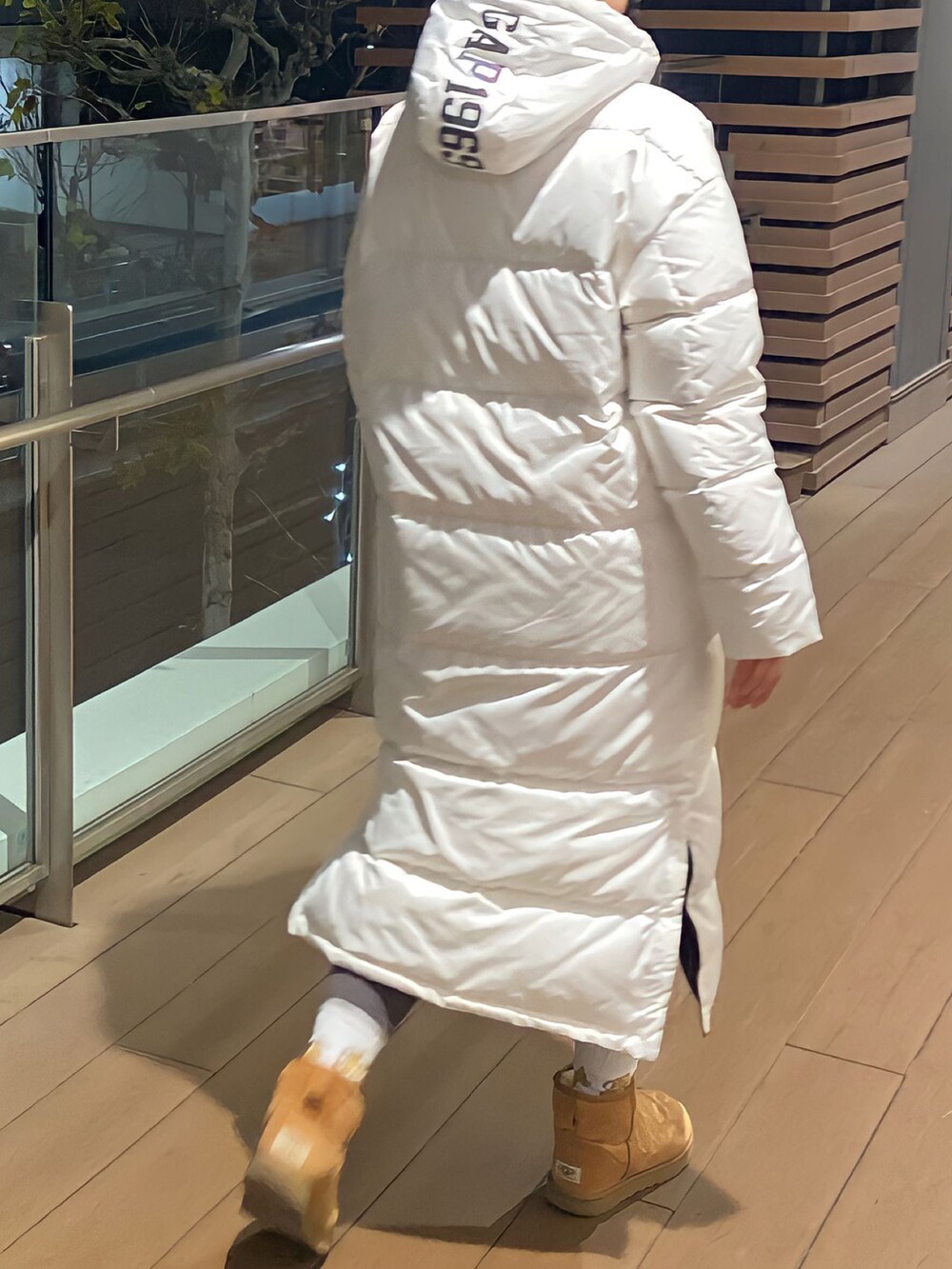 ホワイト系のダウンジャケット/コート、ベージュ系のブーツを着用したレディースの冬コーディネートの2枚目の写真