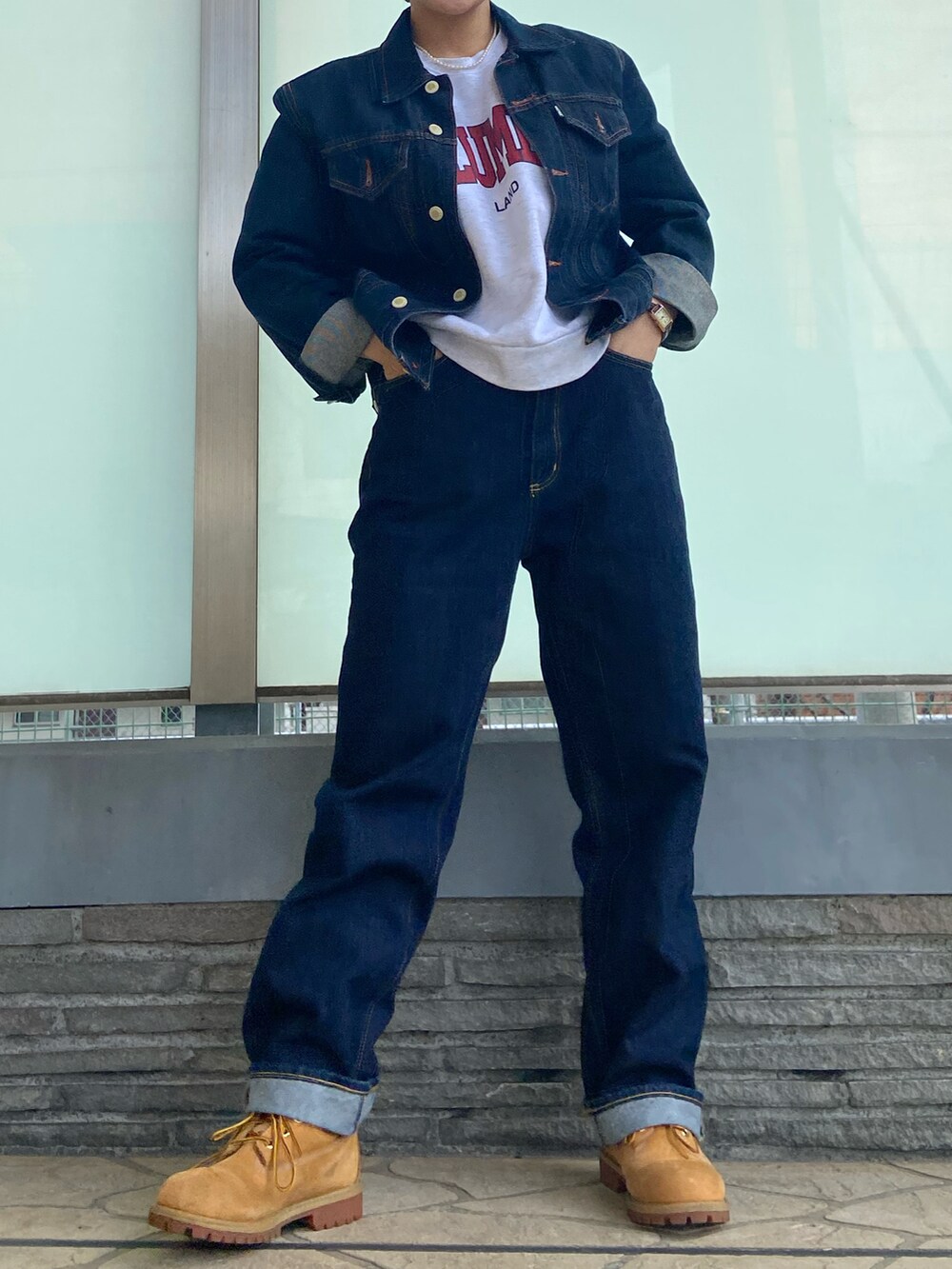 ブルー系のデニムジャケット、ブルー系のデニムジャケット、ベージュ系のシューズを着用したレディースの冬コーディネートの2枚目の写真