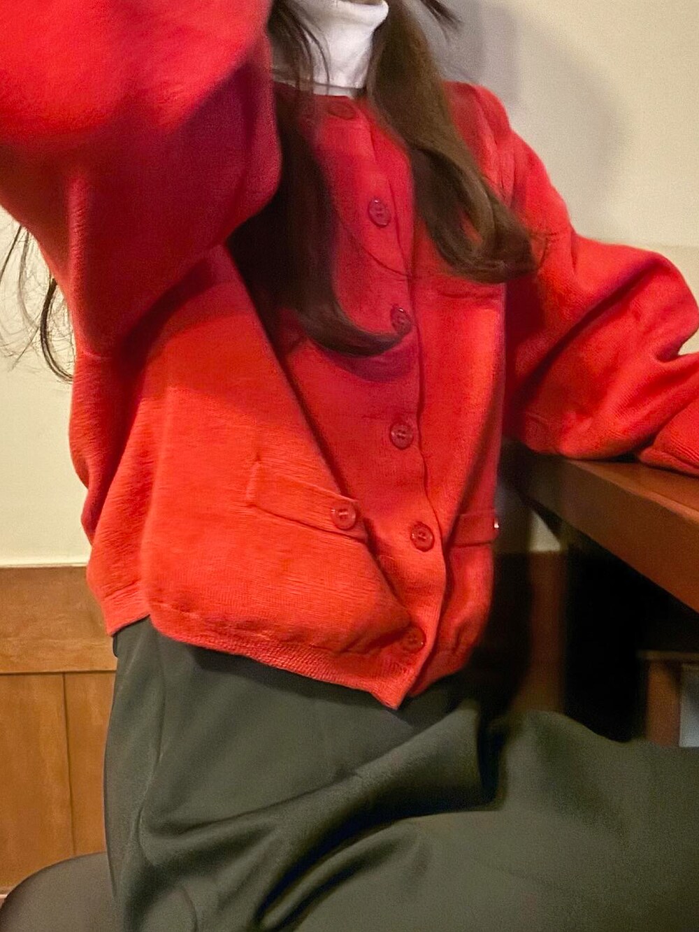 ブラック系のブーツ、ブラック系のスカート、ブラック系のショルダーバッグを着用したレディースの冬コーディネートの2枚目の写真