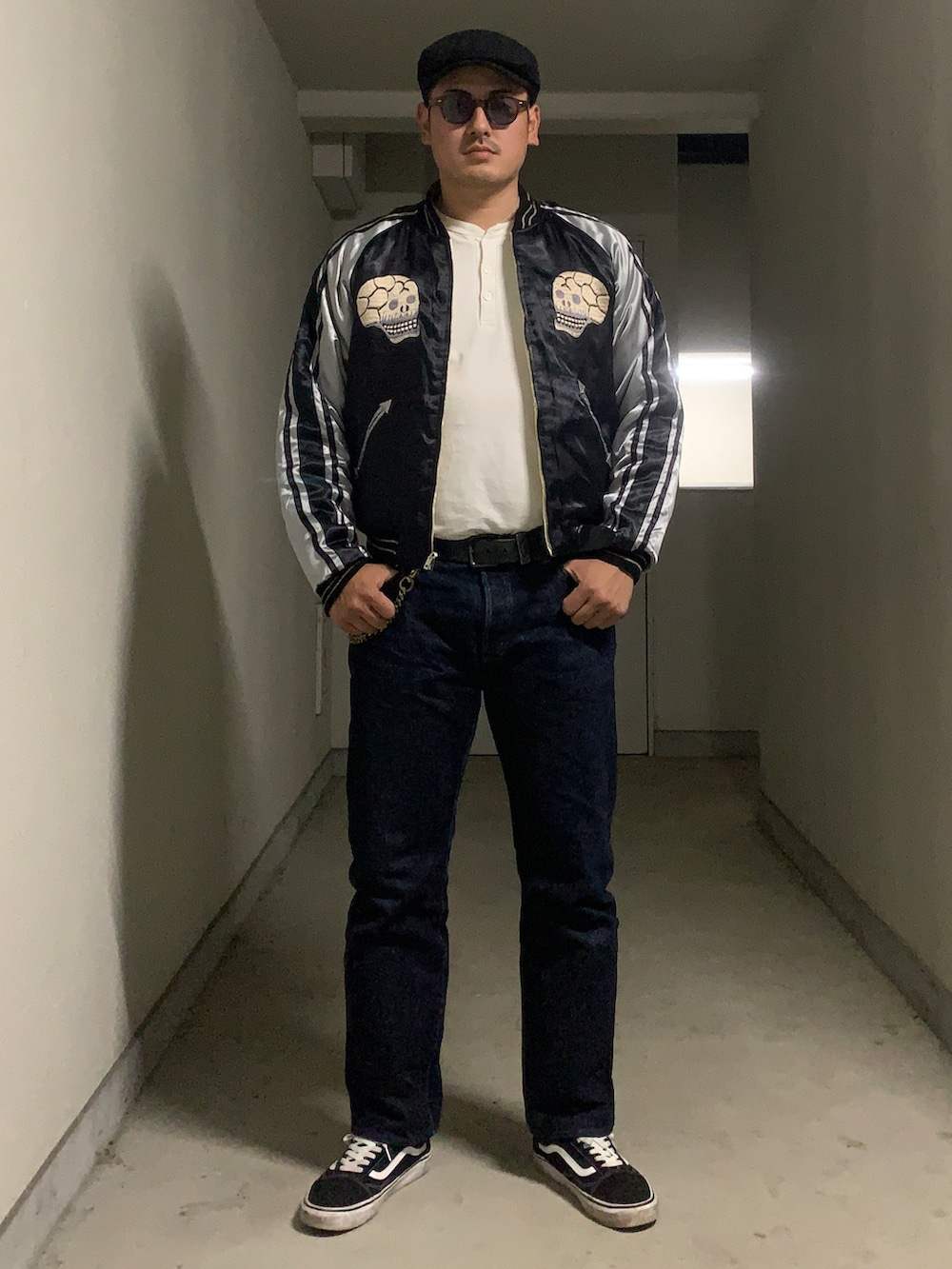 「春服コーデ、休日スタイル、カジュアルコーデ、アメカジ、ハンチング、デニム、ジーンズ、スカジャン、スーベニアジャケット、テーラー東洋、東洋エンタープライズ、春コーデ、春、黒」｜「児島ジーンズのアイテム（デニムパンツ、ブルー系）」を使った、s1104xxさん（メンズ・181cm）の春コーディネートの2枚目の写真
