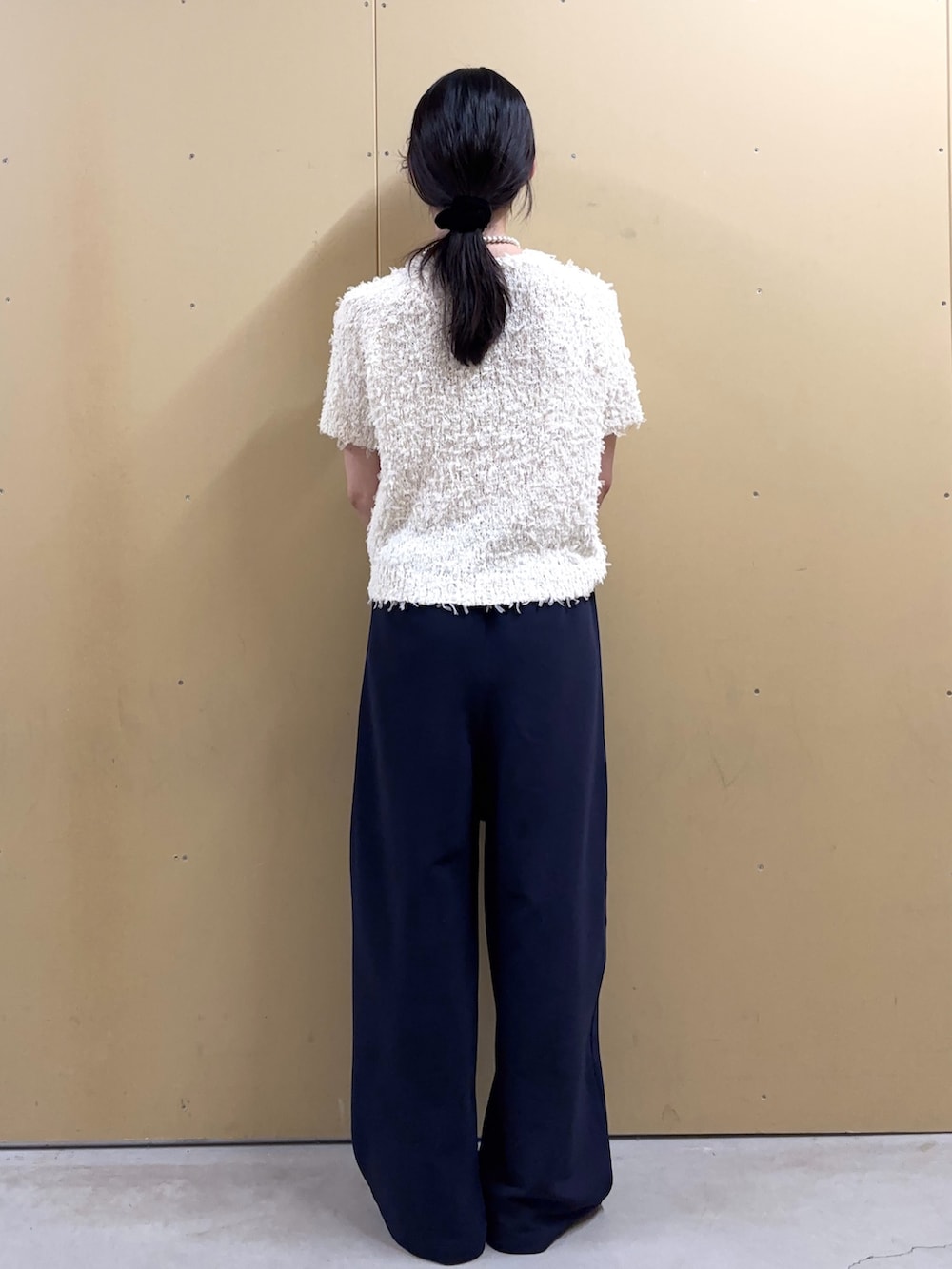 「きれいめカジュアル、秋服準備はじめました、お出かけコーデ、秋コーデ、秋のコーデ、オトナカジュアル、ニットコーデ、ニット、韓国ファッション、大人ガーリー、カジュアル、カジュアルコーデ」｜「fredy emueのチュールテープ半袖ニットプルオーバー（ニット/セーター、ホワイト系）」を使った、HINAKOさん（骨格ナチュラル・レディース・162cm）の秋コーディネートの4枚目の写真