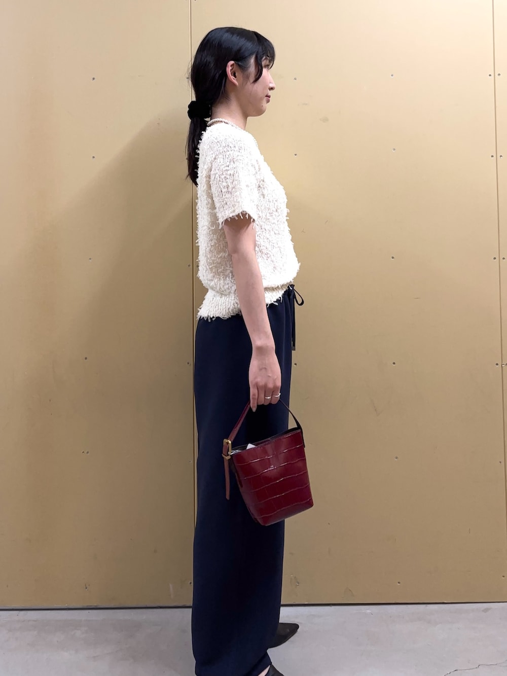 「きれいめカジュアル、秋服準備はじめました、お出かけコーデ、秋コーデ、秋のコーデ、オトナカジュアル、ニットコーデ、ニット、韓国ファッション、大人ガーリー、カジュアル、カジュアルコーデ」｜「fredy emueのチュールテープ半袖ニットプルオーバー（ニット/セーター、ホワイト系）」を使った、HINAKOさん（骨格ナチュラル・レディース・162cm）の秋コーディネートの3枚目の写真