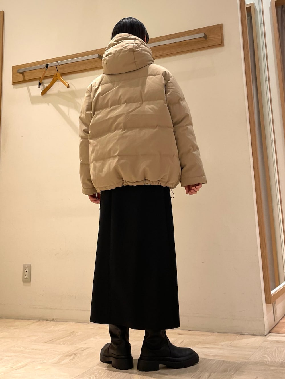 「カジュアル、秋冬コーデ、オトナ女子、大人カジュアル、ニット、ブーツ、休日スタイル、アウター、カラーニット、プリーツスカート、ダウンジャケット、ベージュ、ベージュコーデ、GEVACO」|「fredy emueのアシメプリーツミディ丈スカート(スカート、ブラック系)」を使った、HINAKOさん(レディース・162cm)の冬コーディネートの2枚目の写真