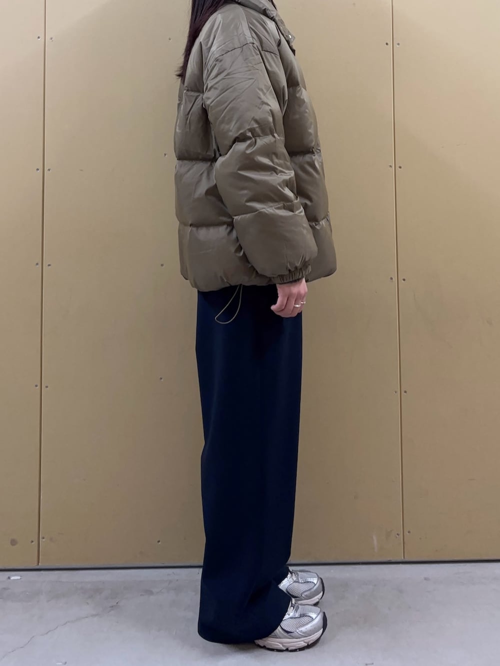 ベージュ系のダウンジャケット/コートを着用したレディースの秋コーディネートの2枚目の写真