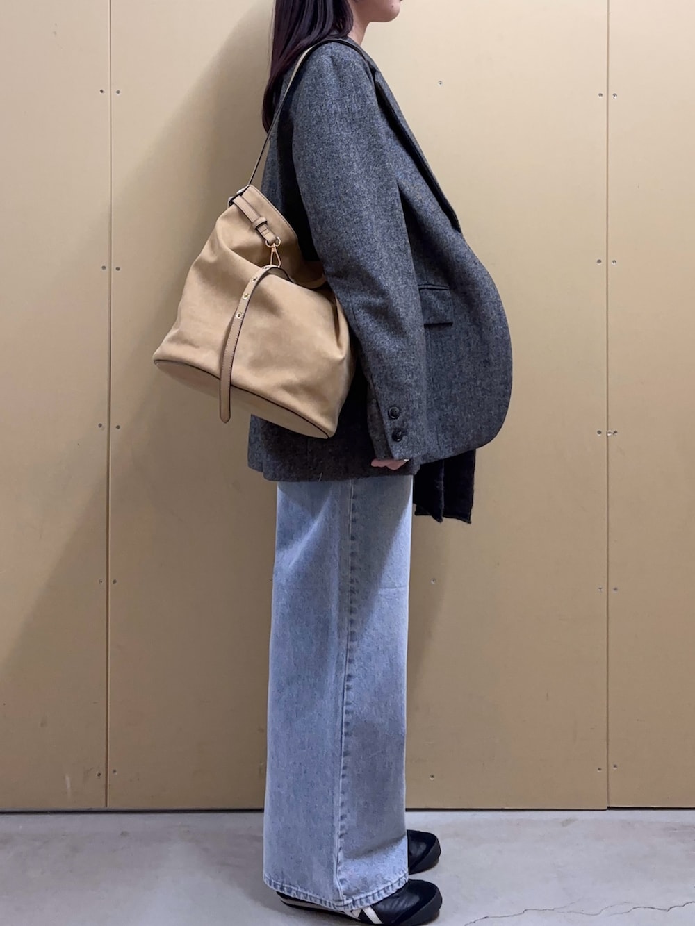 ブルー系のデニムパンツ、グレー系のテーラードジャケット、グレー系のカーディガン/ボレロを着用したレディースの秋コーディネートの2枚目の写真