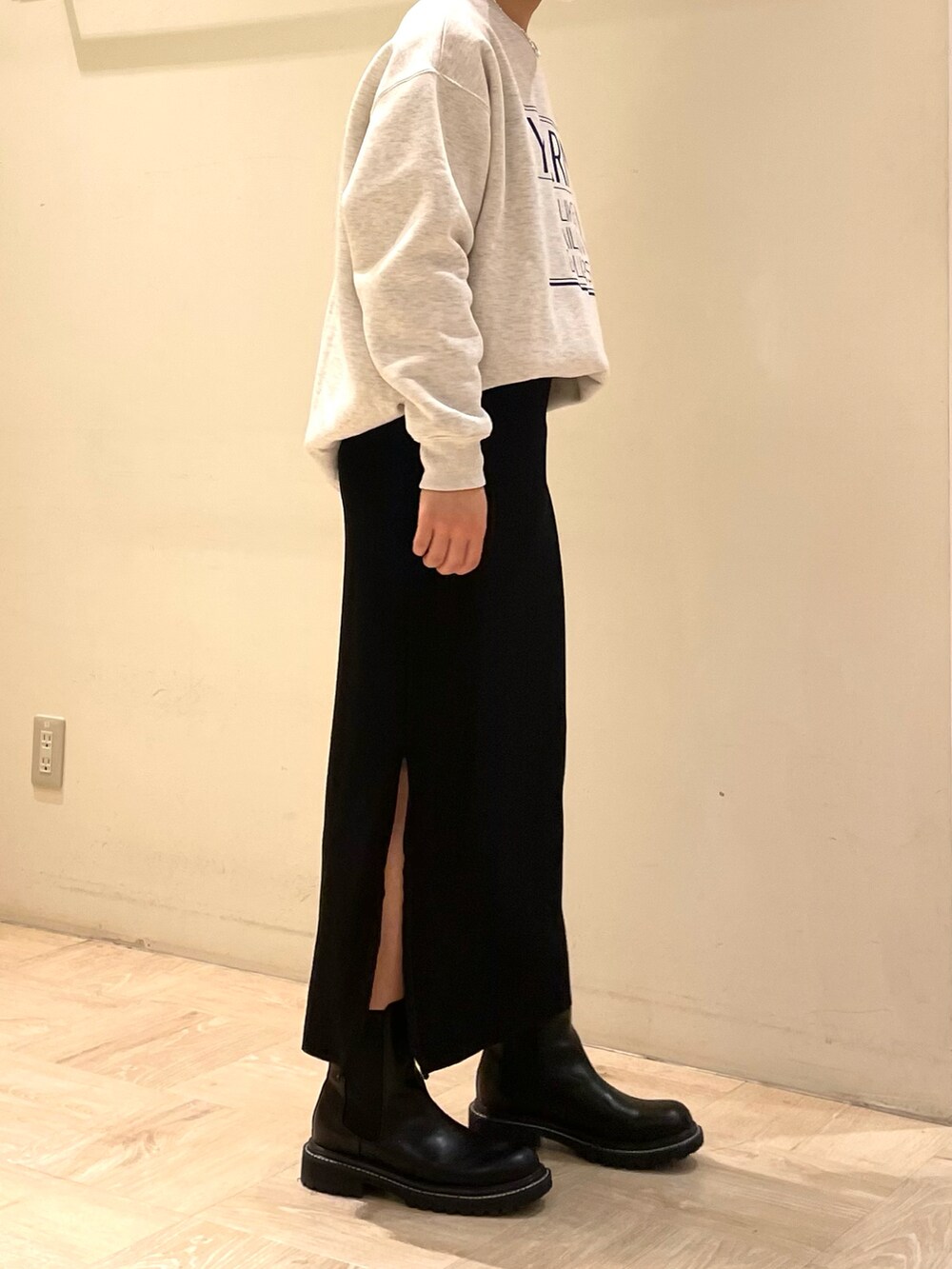 グレー系のスウェット、ブラック系のスカートを着用したレディースの冬コーディネートの3枚目の写真