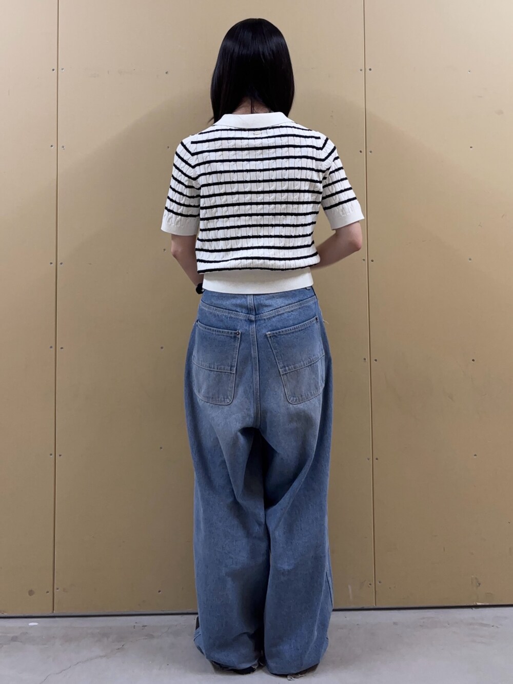 ホワイト系のニット/セーター、ベージュ系のトートバッグを着用したレディースの春コーディネートの3枚目の写真