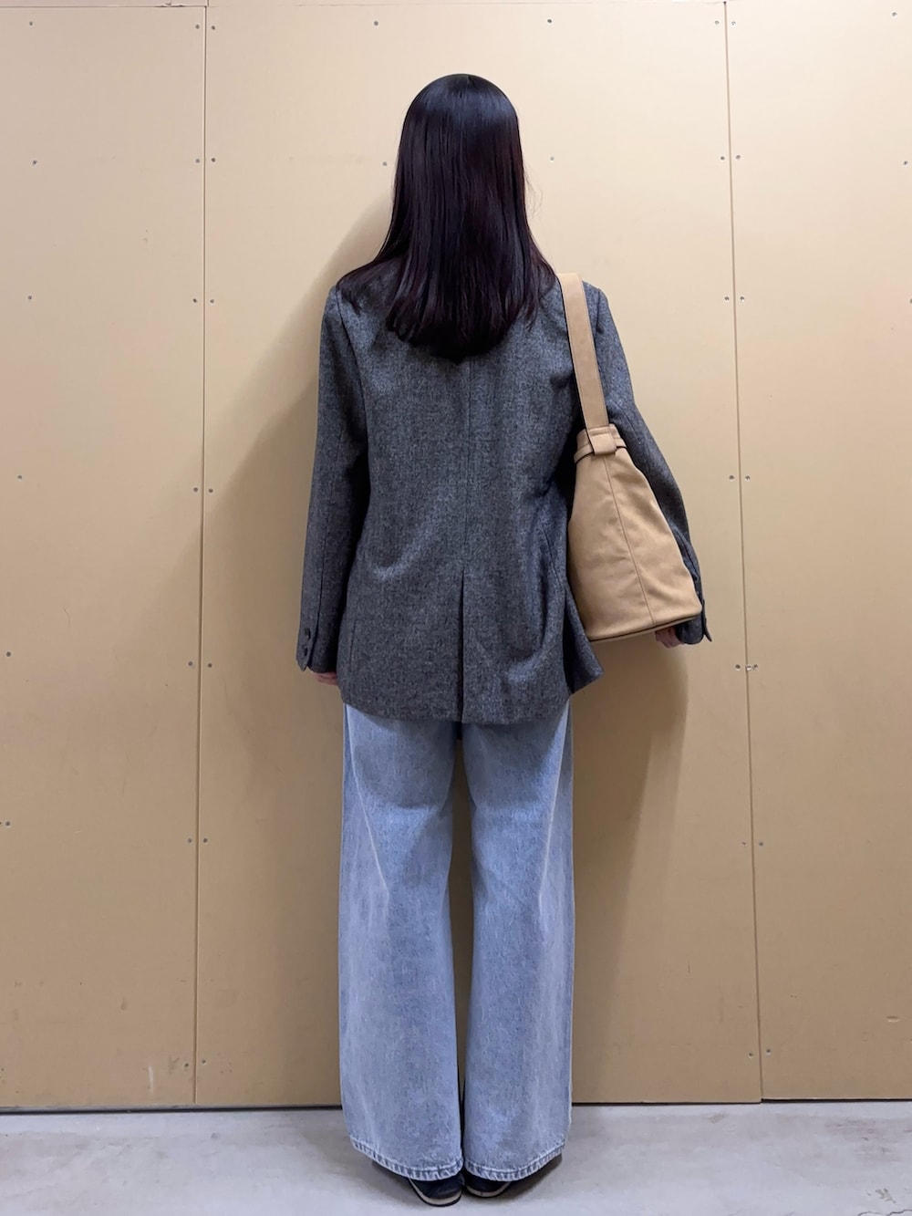 ブルー系のデニムパンツ、グレー系のテーラードジャケット、グレー系のカーディガン/ボレロを着用したレディースの秋コーディネートの3枚目の写真