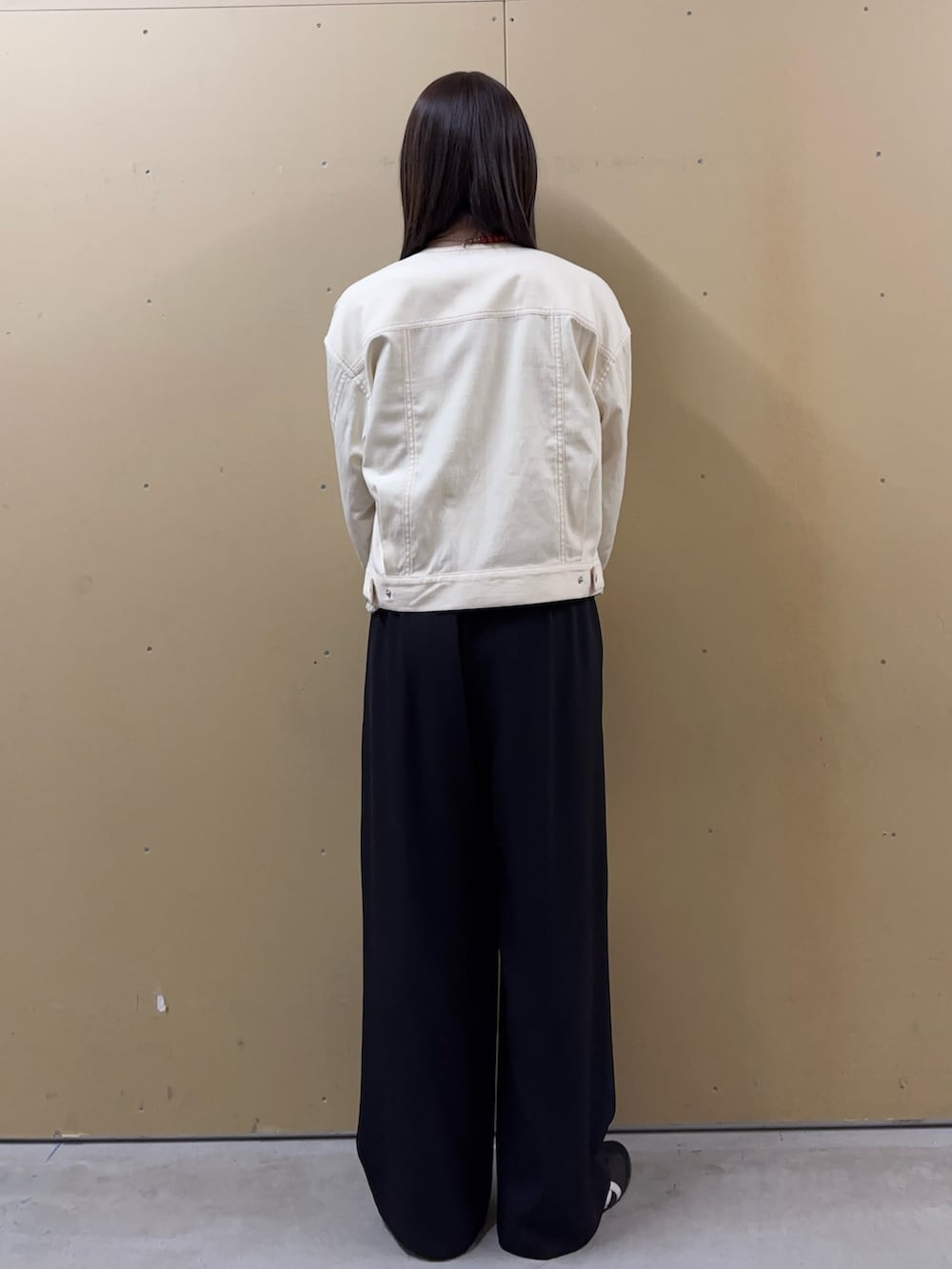 ベージュ系のニット/セーター、ホワイト系のノーカラージャケット、ブラック系のその他パンツを着用したレディースの春コーディネートの3枚目の写真