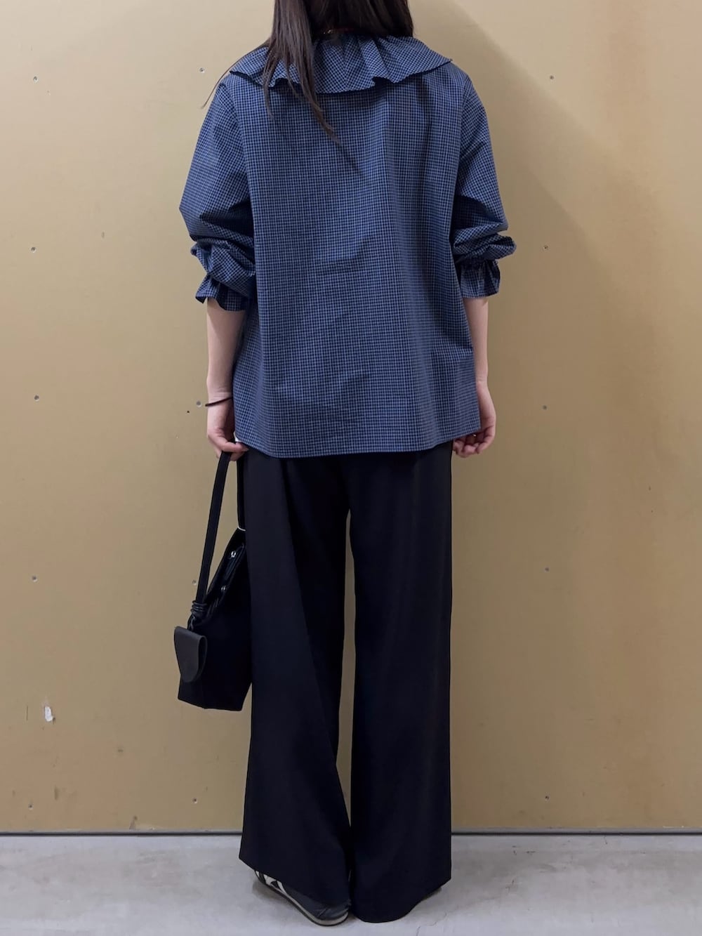 ブルー系のシャツ/ブラウス、ブラック系のその他パンツ、ブラック系のショルダーバッグを着用したレディースの春コーディネートの3枚目の写真