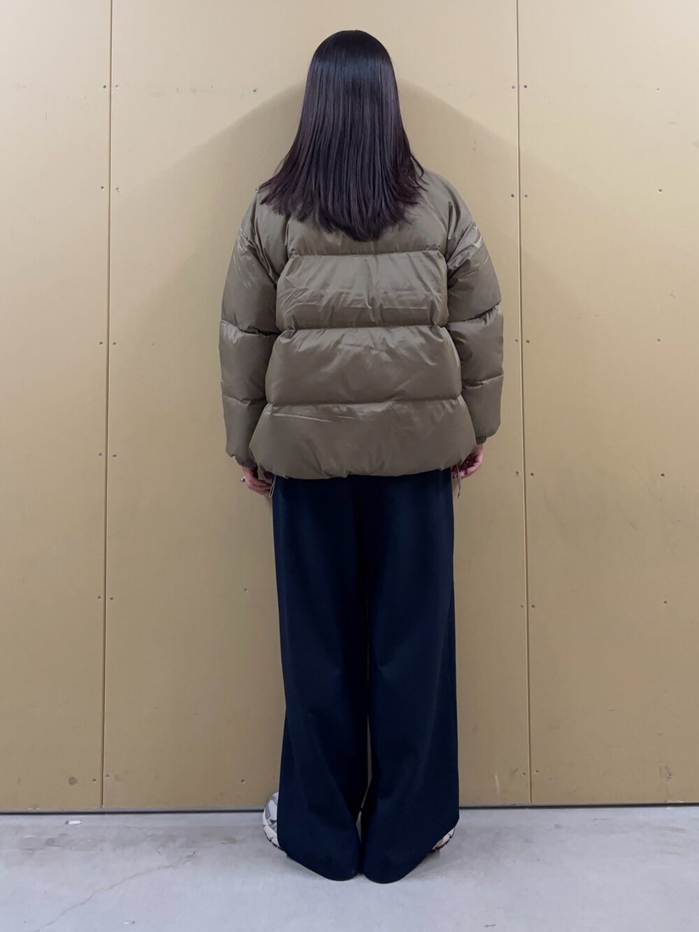 ベージュ系のダウンジャケット/コートを着用したレディースの秋コーディネートの3枚目の写真