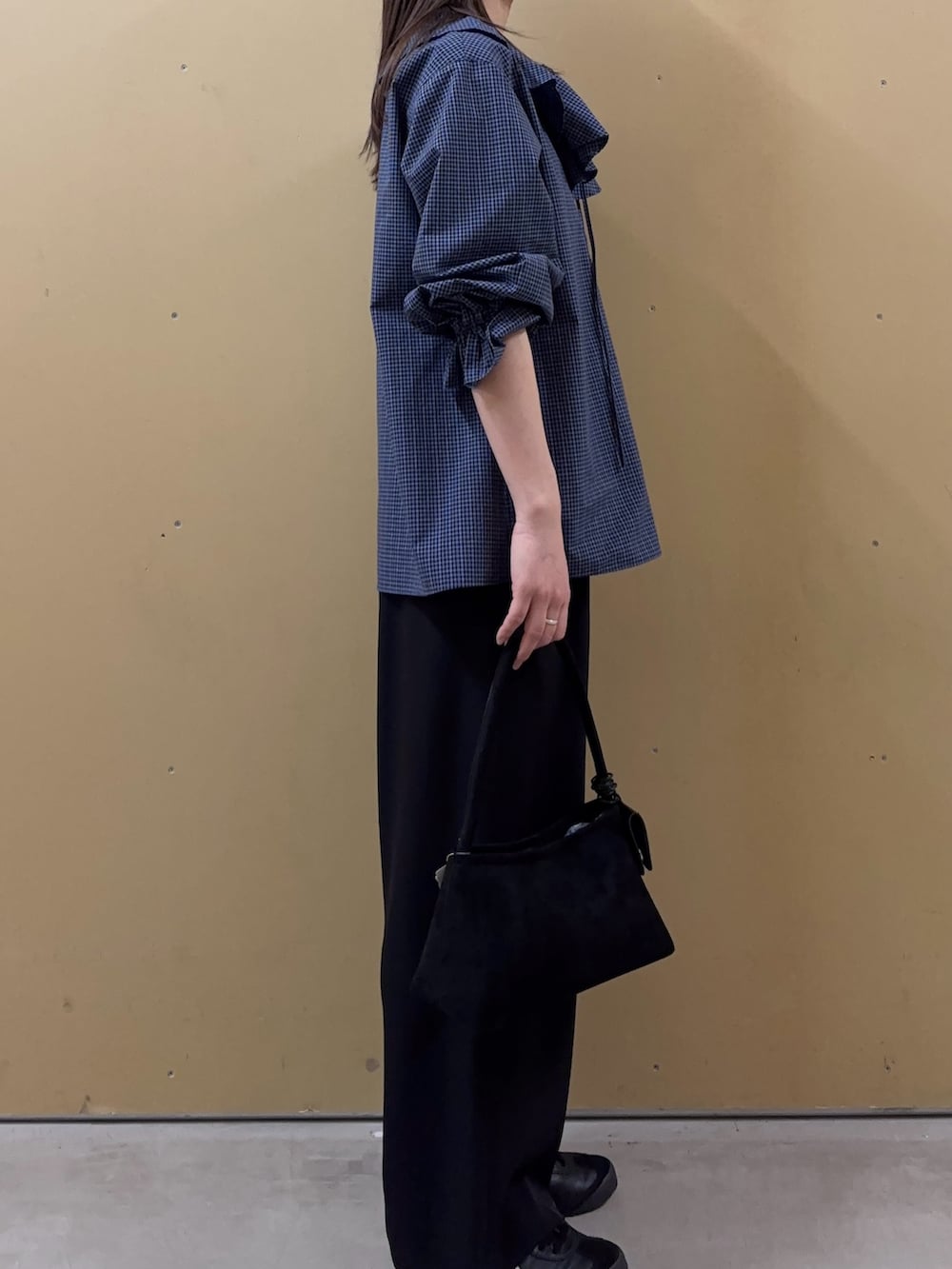 ブルー系のシャツ/ブラウス、ブラック系のその他パンツ、ブラック系のショルダーバッグを着用したレディースの春コーディネートの2枚目の写真