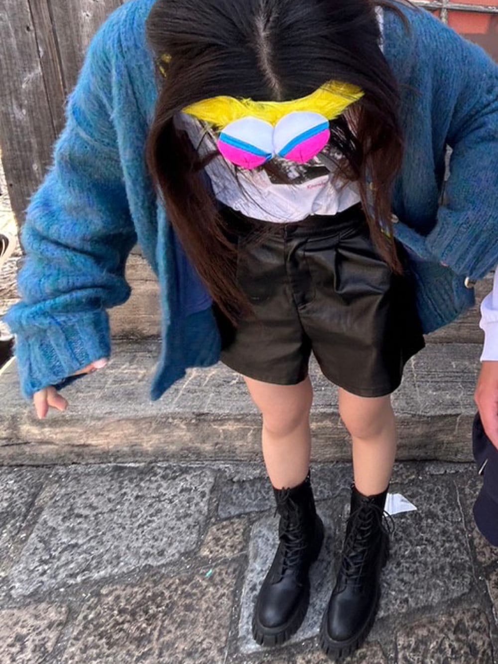 ブルー系のカーディガン/ボレロ、ホワイト系のTシャツ/カットソー、ブラック系のその他パンツを着用したレディースの春コーディネートの2枚目の写真