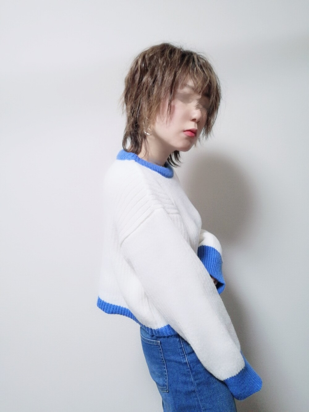 ブルー系のデニムパンツ、ブルー系のニット/セーターを着用したレディースの冬コーディネートの2枚目の写真