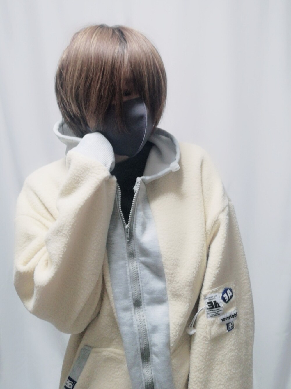 ホワイト系のテーラードジャケットを着用したレディースの冬コーディネートの2枚目の写真