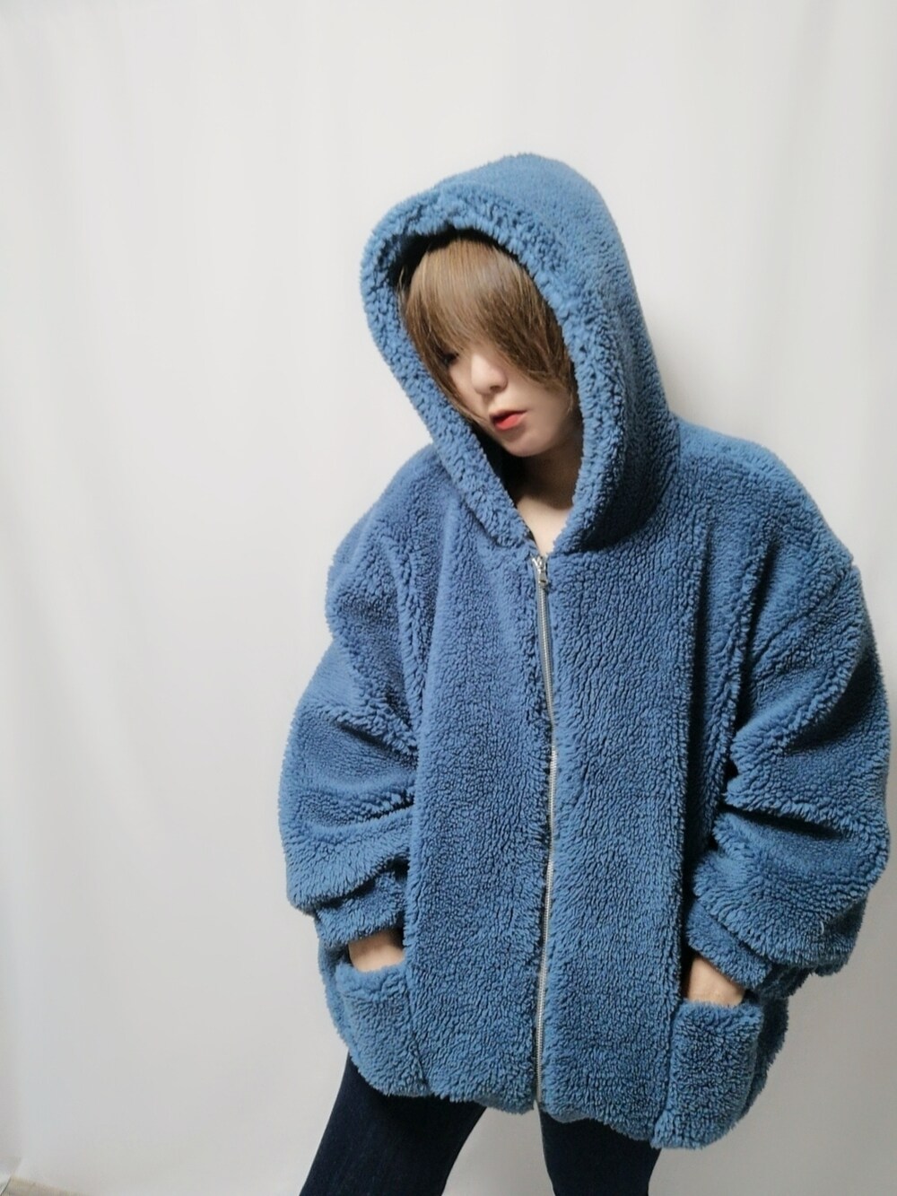 ブルー系のパーカーを着用したレディースの冬コーディネートの2枚目の写真
