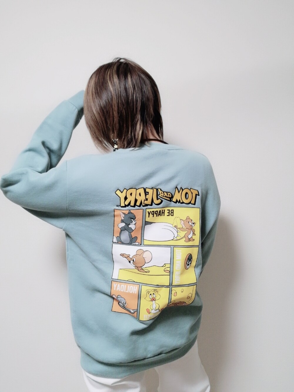 ブルー系のスウェットを着用したレディースの冬コーディネートの3枚目の写真