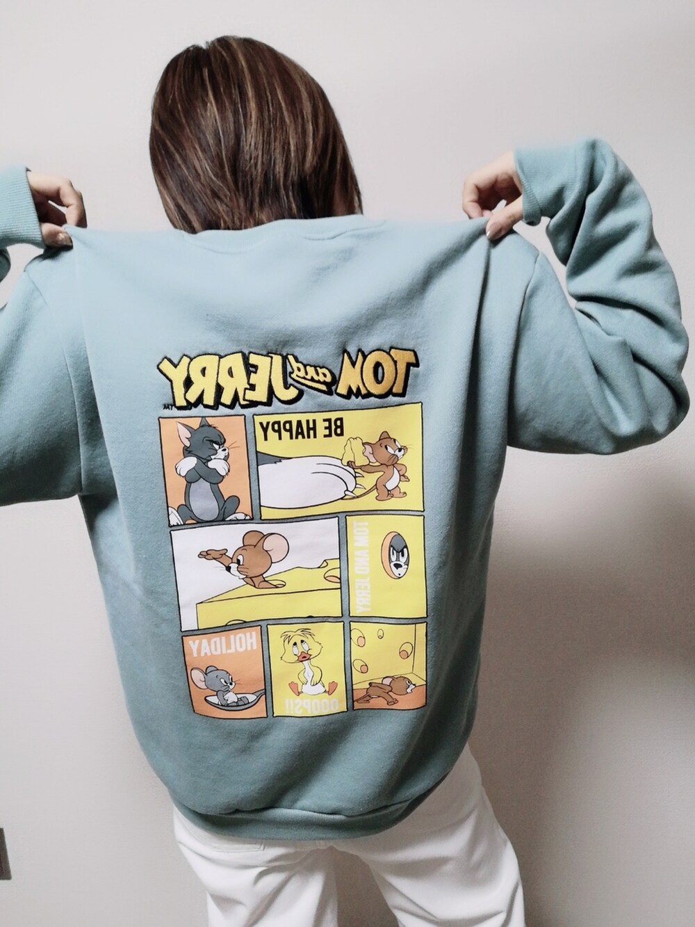 ブルー系のスウェットを着用したレディースの冬コーディネートの2枚目の写真