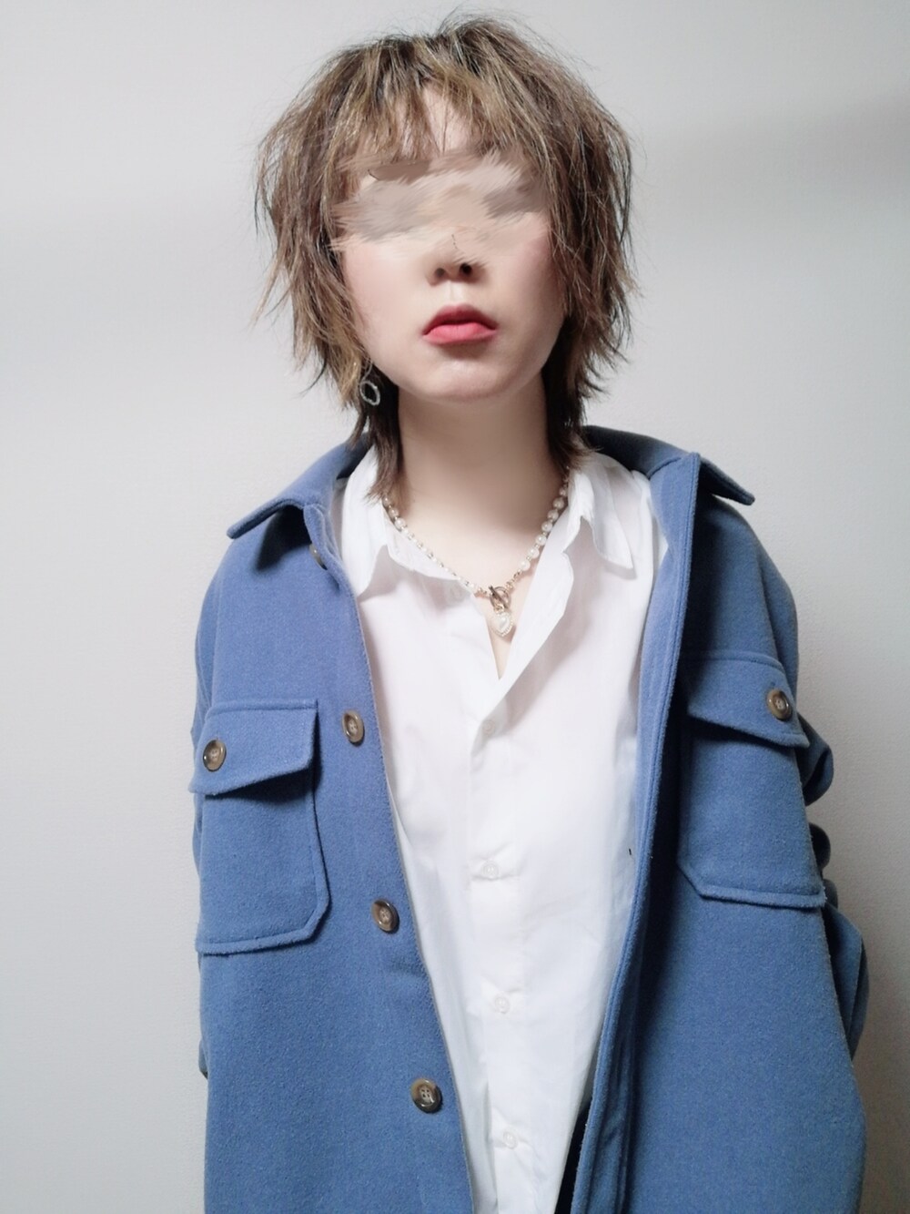 ブルー系のその他アウター、ブルー系のデニムパンツを着用したレディースの冬コーディネートの2枚目の写真