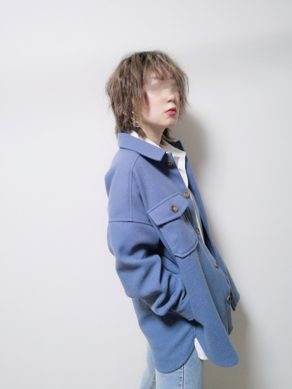 ブルー系のその他アウター、ブルー系のデニムパンツを着用したレディースの冬コーディネートの3枚目の写真