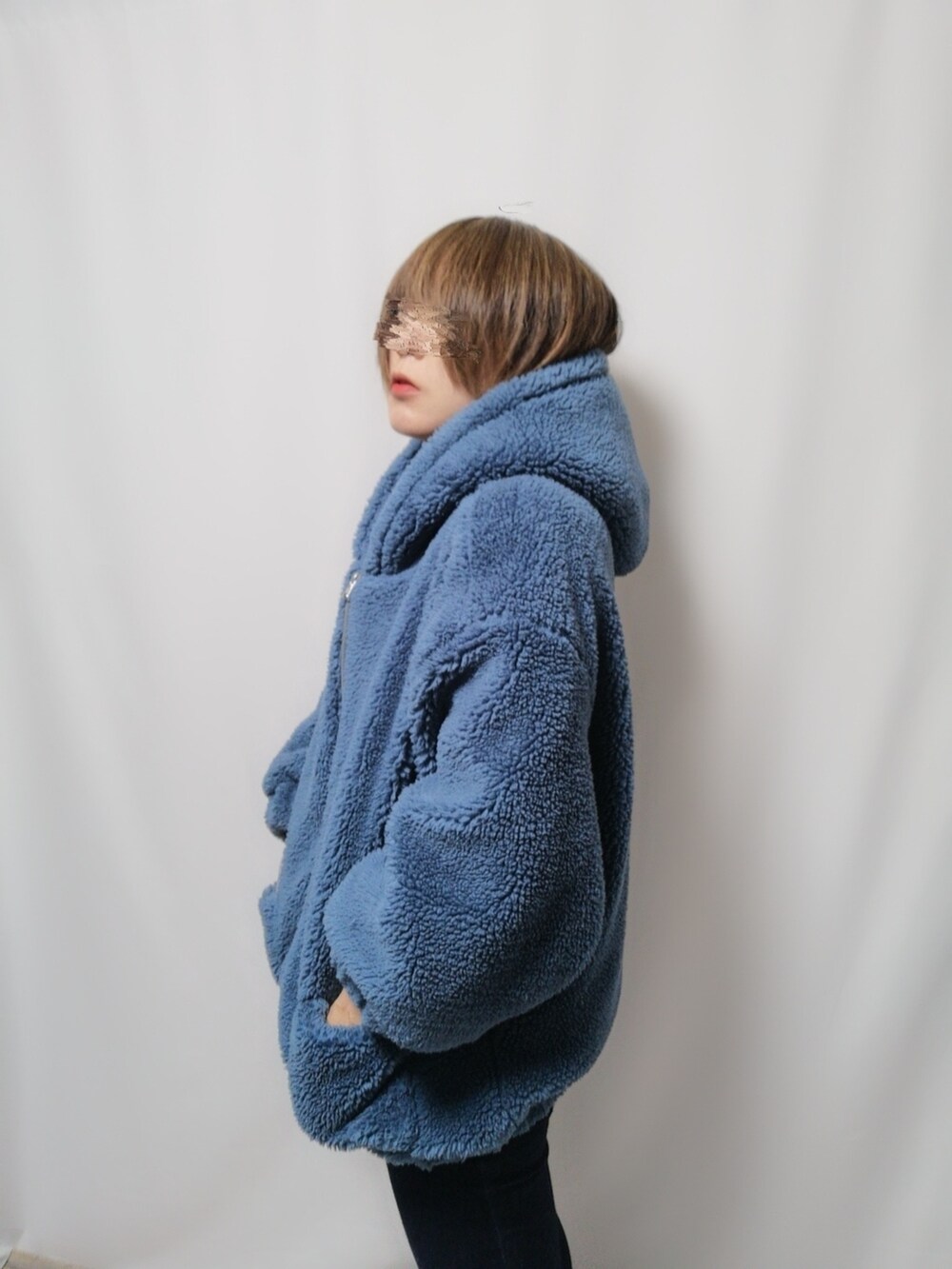 ブルー系のパーカーを着用したレディースの冬コーディネートの3枚目の写真