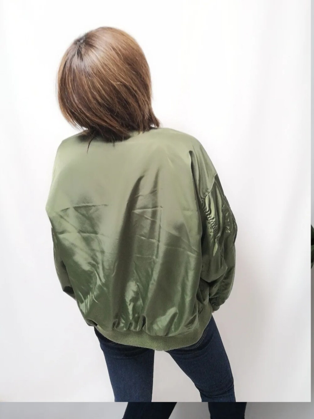 ブラック系のライダースジャケット、ブルー系のデニムパンツを着用したレディースの冬コーディネートの2枚目の写真