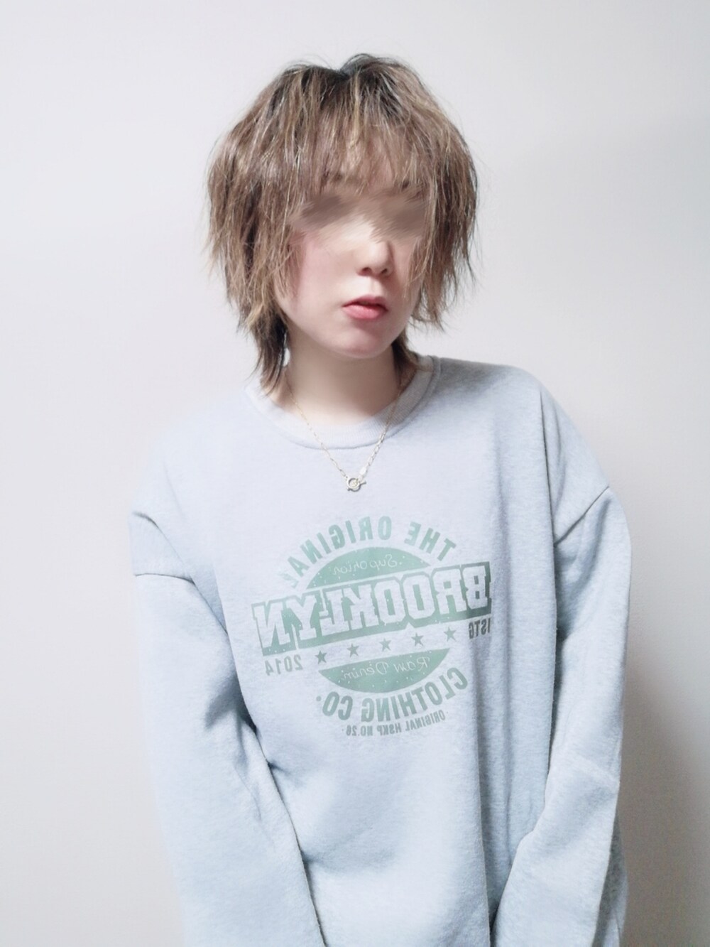 ブルー系のデニムパンツ、グレー系のスウェットを着用したレディースの冬コーディネートの3枚目の写真