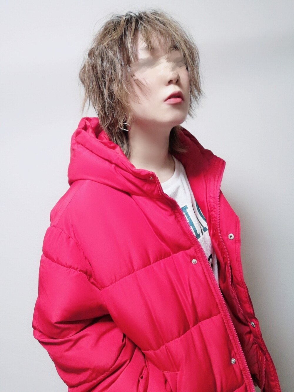 レッド系のダウンジャケット/コート、グレー系のTシャツ/カットソーを着用したレディースの冬コーディネートの2枚目の写真