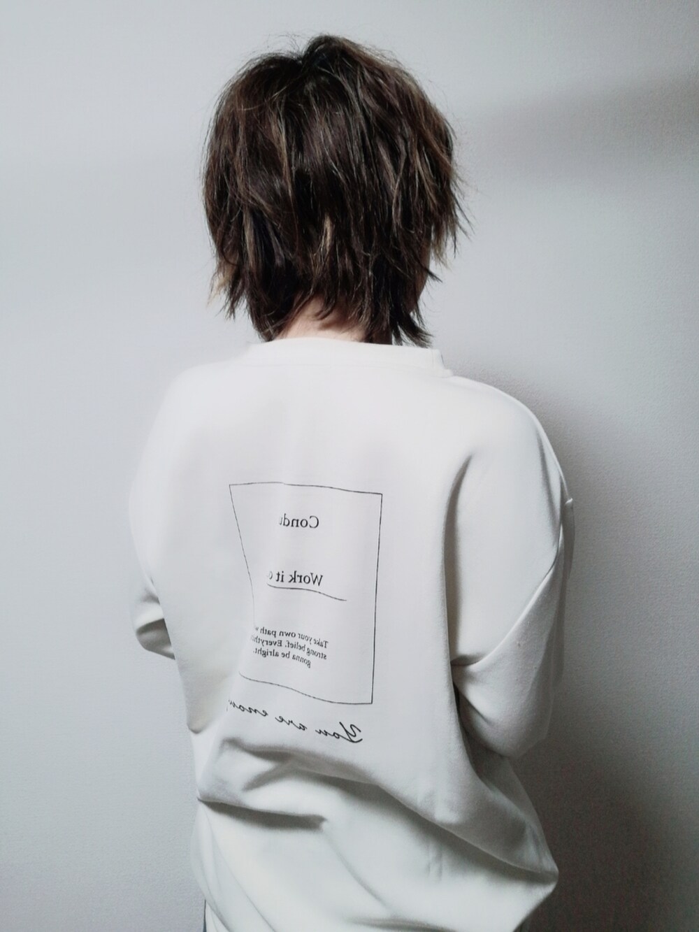 ホワイト系のTシャツ/カットソーを着用したレディースの冬コーディネートの2枚目の写真