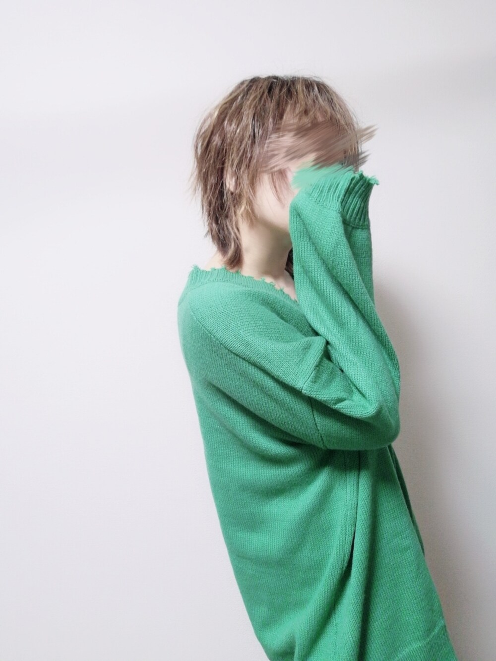 グリーン系のニット/セーターを着用したレディースの冬コーディネートの3枚目の写真