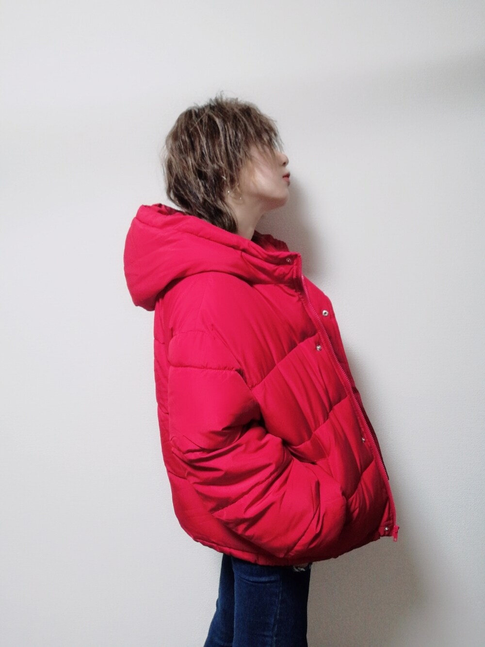 レッド系のダウンジャケット/コート、グレー系のTシャツ/カットソーを着用したレディースの冬コーディネートの3枚目の写真