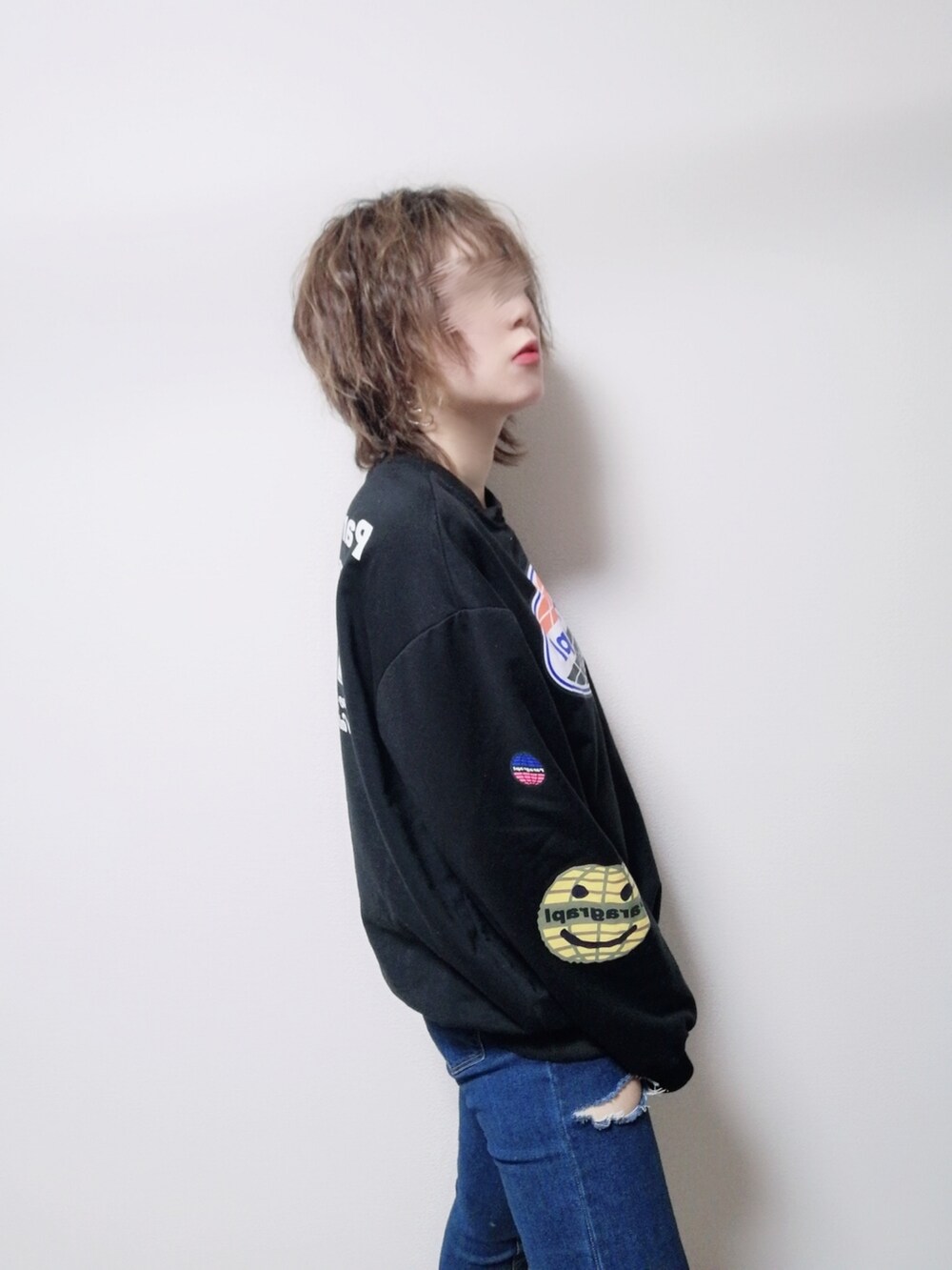 ブラック系のスウェットを着用したレディースの冬コーディネートの2枚目の写真